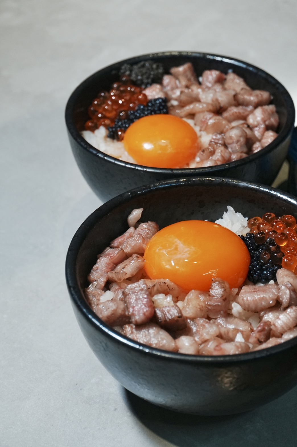 主食白飯加碼400元，即可升級兩份舖滿高級食材的「極上A5和牛丼」。（套餐加購價400元／2份）