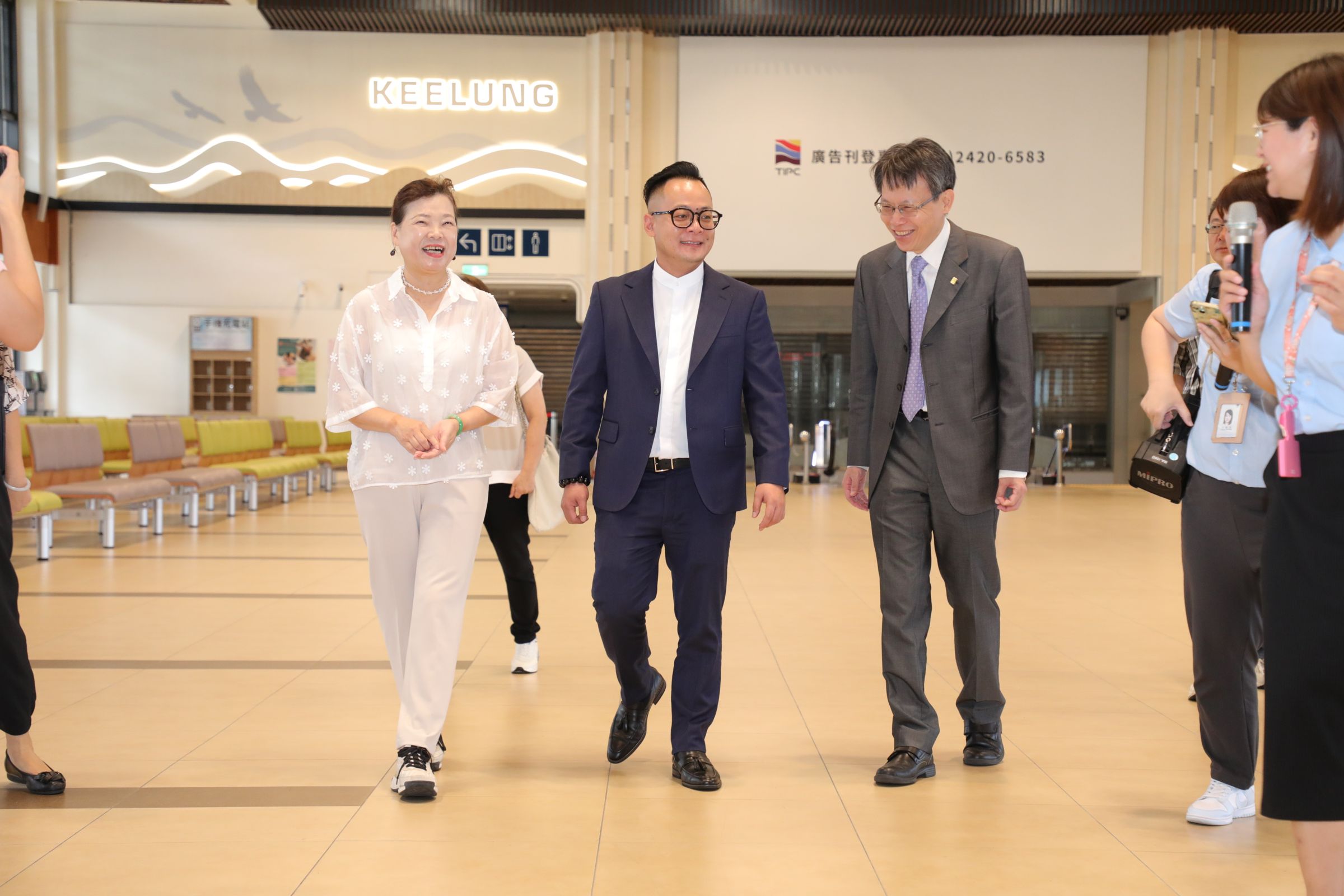 童子瑋(中)與前經濟部長王美花(左)走訪六堵科技園區,交流基隆港區發展規劃,盼透過「基港雙心」計畫串聯觀光、商業與產業資源,帶動地方發展。