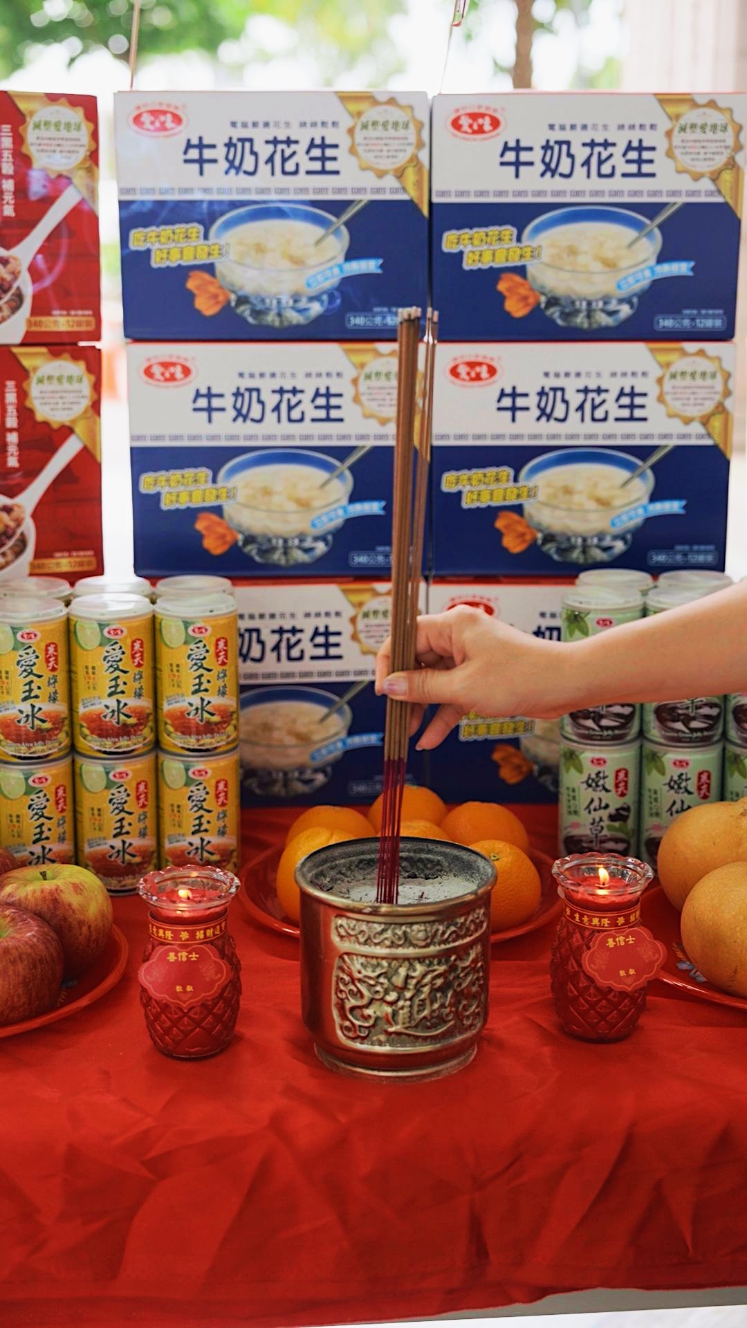「甜點罐頭穩坐普渡桌C位,不僅寓意甜蜜圓滿,更因方便保存與分食,成為現代祭拜必備。」