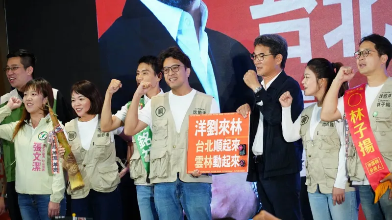 劉建國、沈伯洋同框互贈筍子戰鬥陀螺　 「洋劉正派」合體造勢卓榮泰神助攻
