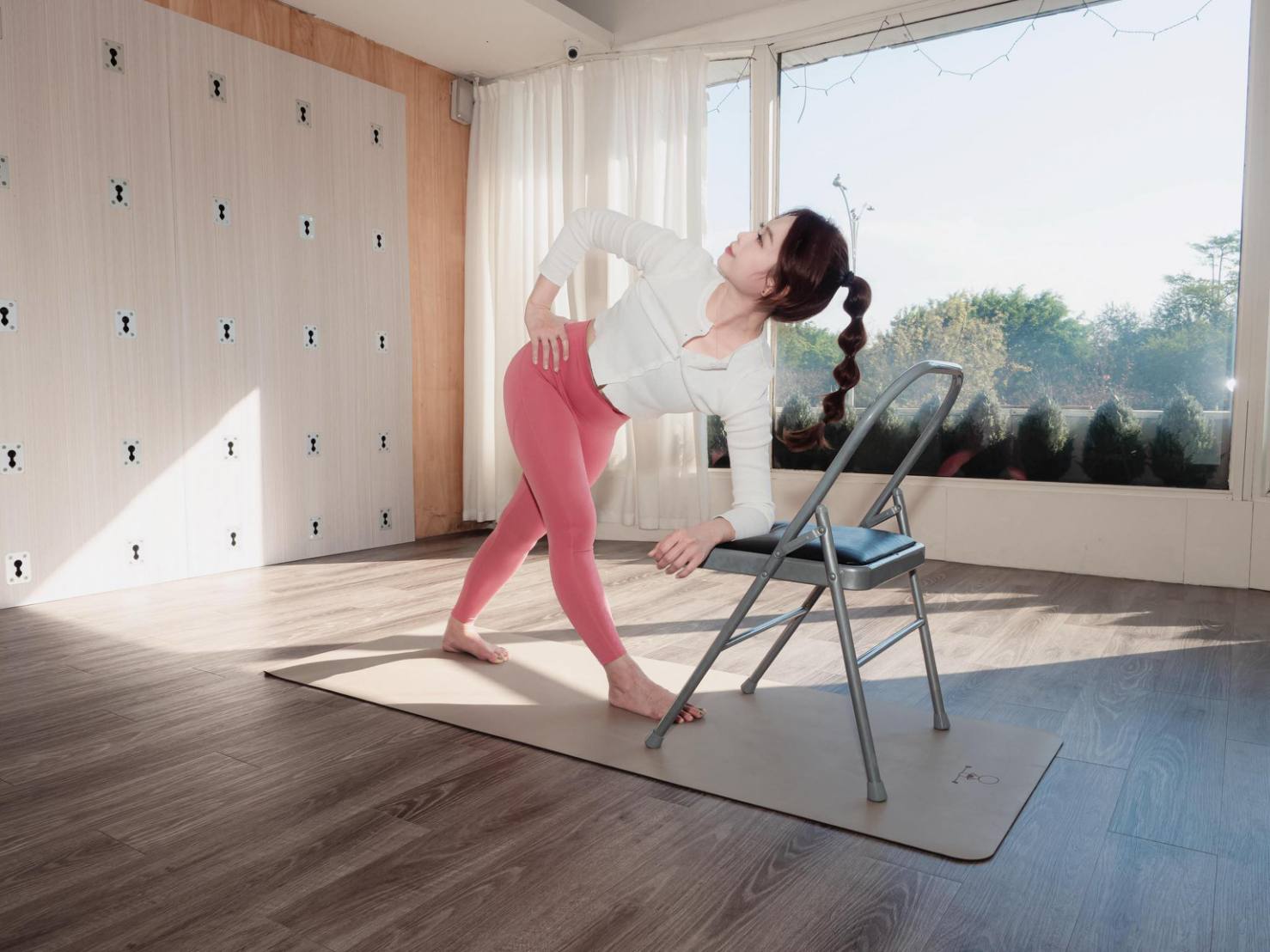 透過椅子瑜伽釋放壓力，喚醒身體能量，感受到如蛇般的柔韌。（CHA 帶瑜去旅行提供）