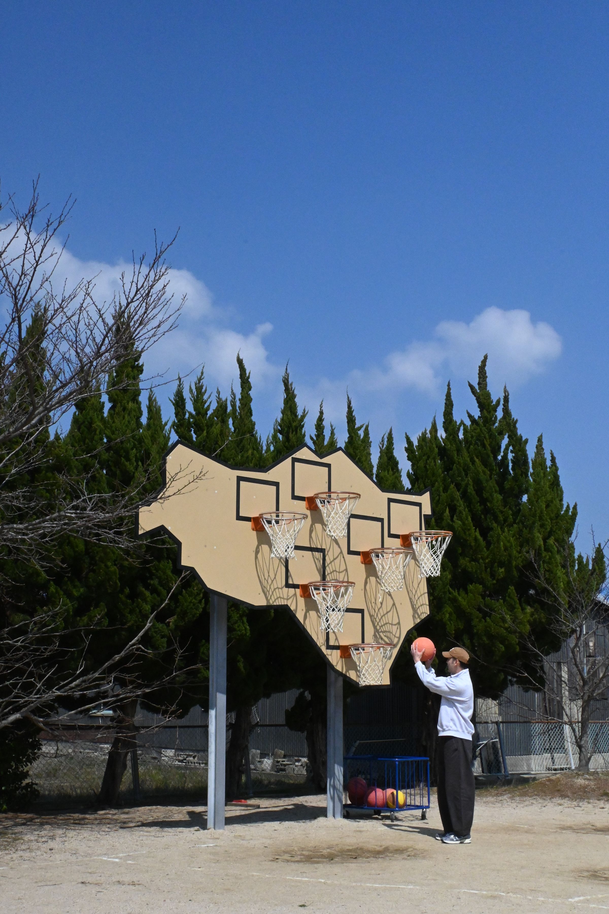 豐島上最接地氣的作品《勝者はいない-マルチ・バスケットボール》，是島上居民的專屬遊樂場，籃板上設有多個高低不同的籃框讓遊客自由投球。（Credit：”No one wins −Multibasket” Llobet & Pons）