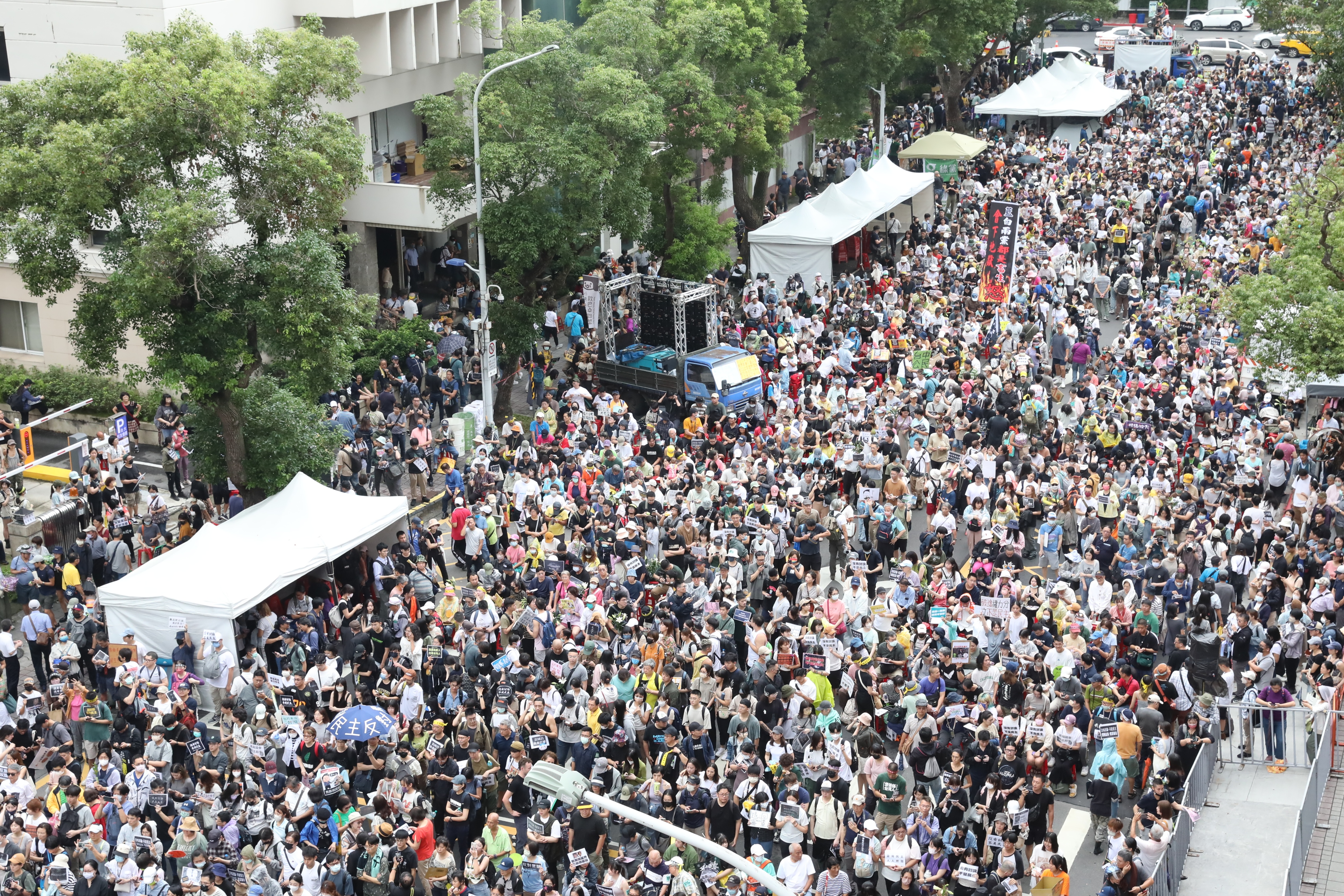 立法院外聚集大量抗議民眾,今日午間已突破萬人。