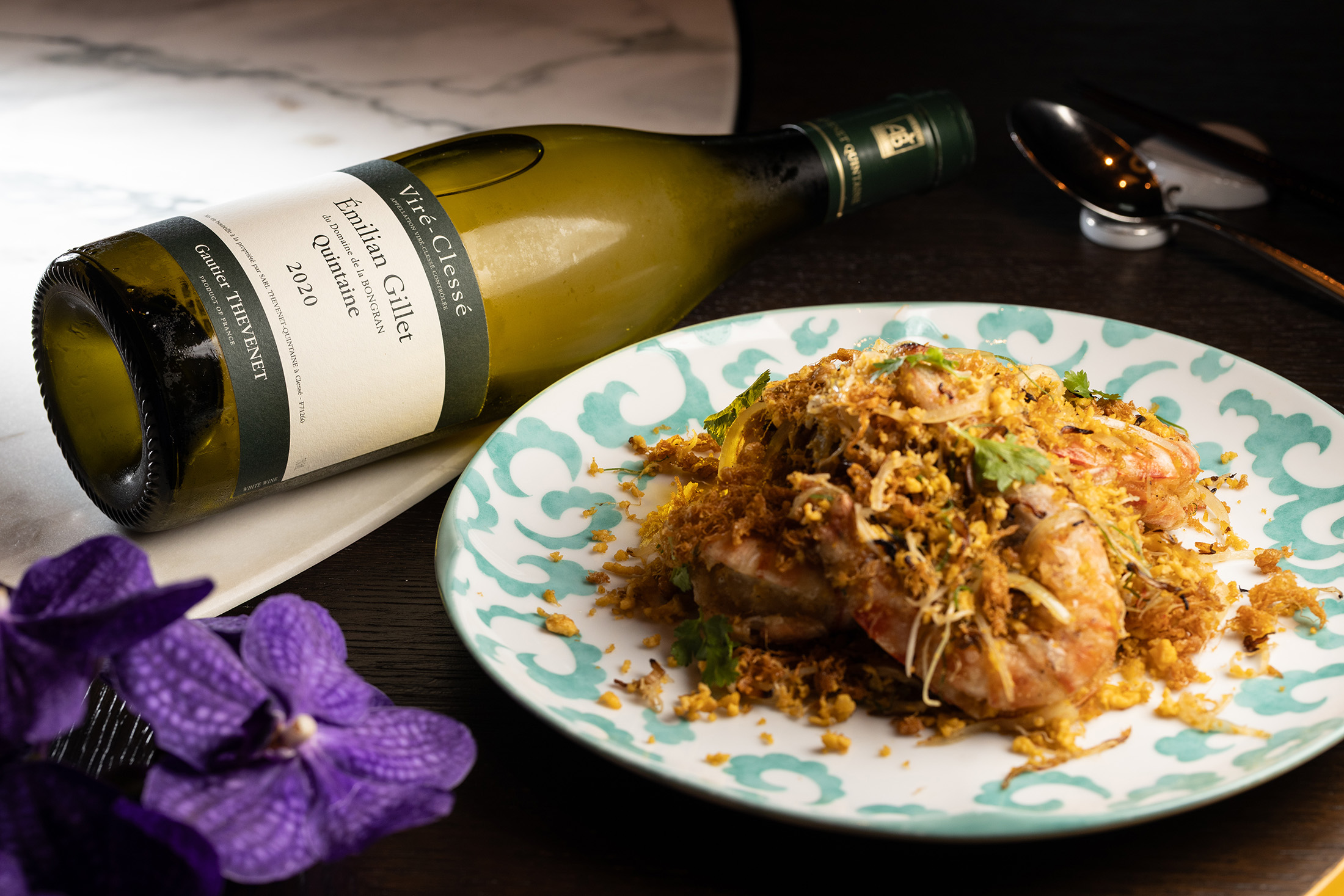 「桂花蛋香明蝦」（體驗式菜單菜色）搭配「2020 Domaine de la Bongran, Dom. Gillet Viré-Clessé Quintaine」（2,900元／瓶），展現曾雅慧對「共感」的深刻理解，當鴨蛋黃的鹹與酒款的熟果甜感在口中交織，也將蝦子的鮮味推向極致。