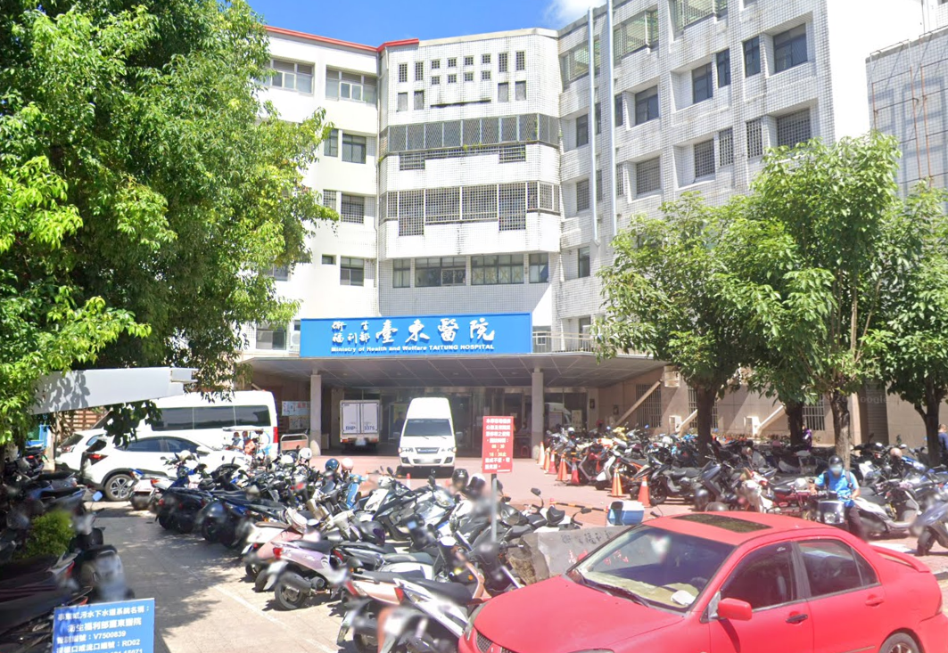 台東醫院貼出元宵節限定公告,要炸邯鄲受傷病患先沖水10分鐘,再來掛號。(翻攝Google Maps)