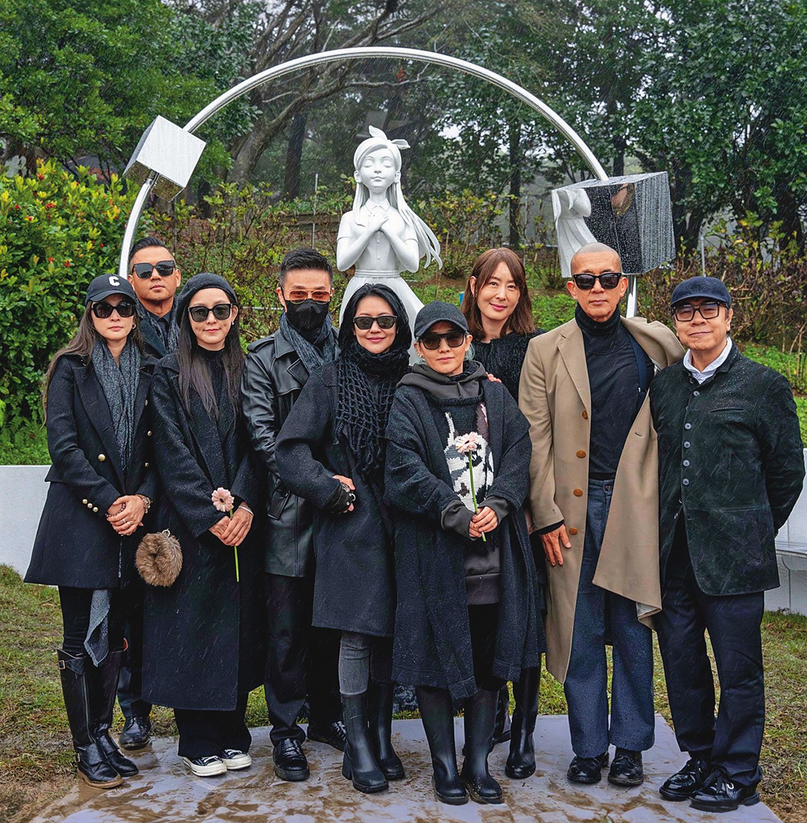 大S逝世1週年，至親好友都出席紀念儀式，但獨缺Makiyo。左起吳佩慈、黑人、范瑋琪、許雅鈞、小S、范曉萱、賈永婕、具俊瞱、蔡康永。（翻攝自臉書）