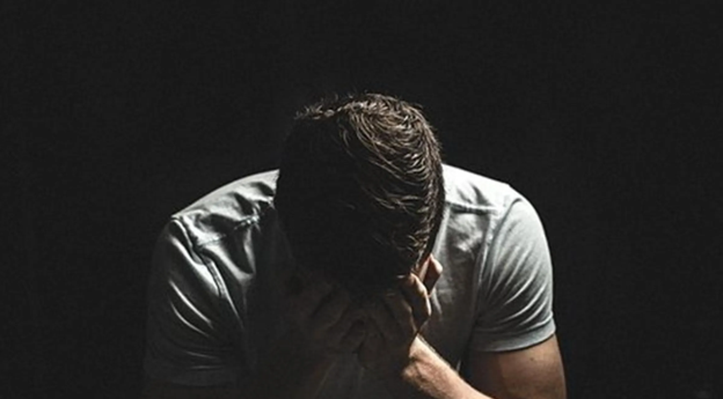 印尼2名男子因在公廁擁抱、接吻，被處鞭刑。（示意圖，pixabay）