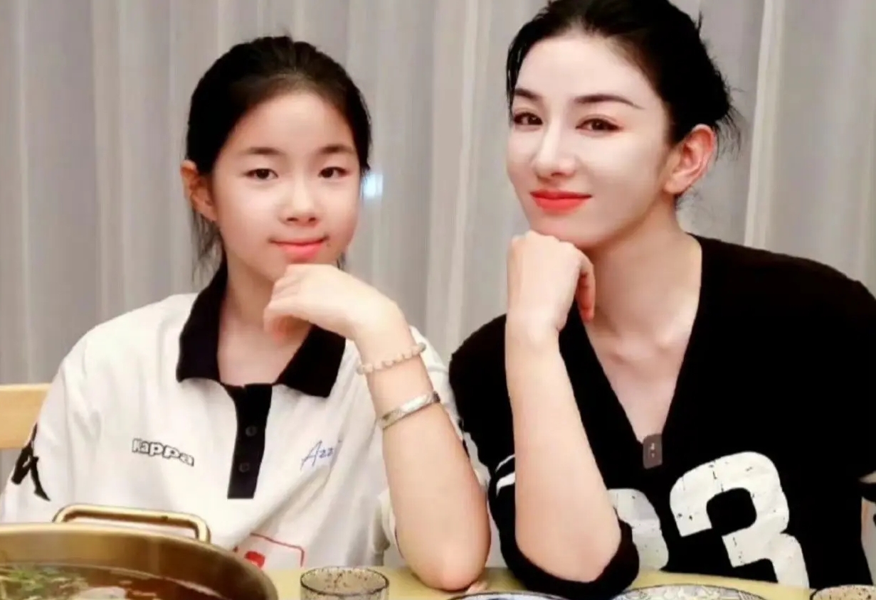 黃奕母女本來只是很簡單的「媽媽幫女兒圓星夢」的小事，最終竟演變成犯罪者子女與執法者子女的處境大對決。（微博圖片）