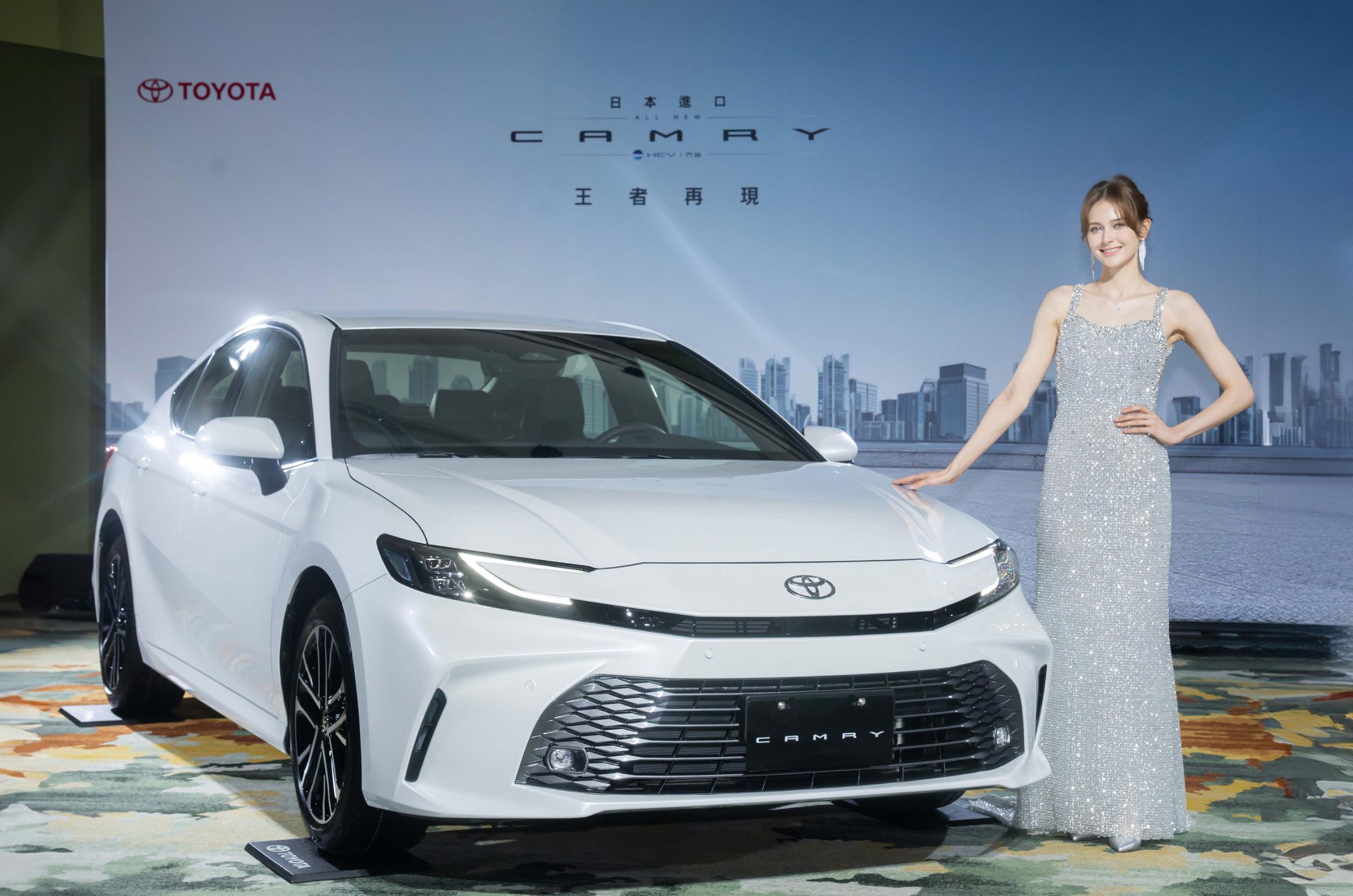 全新大改款的TOYOTA CAMRY展現"Sedan to the Core"之美。