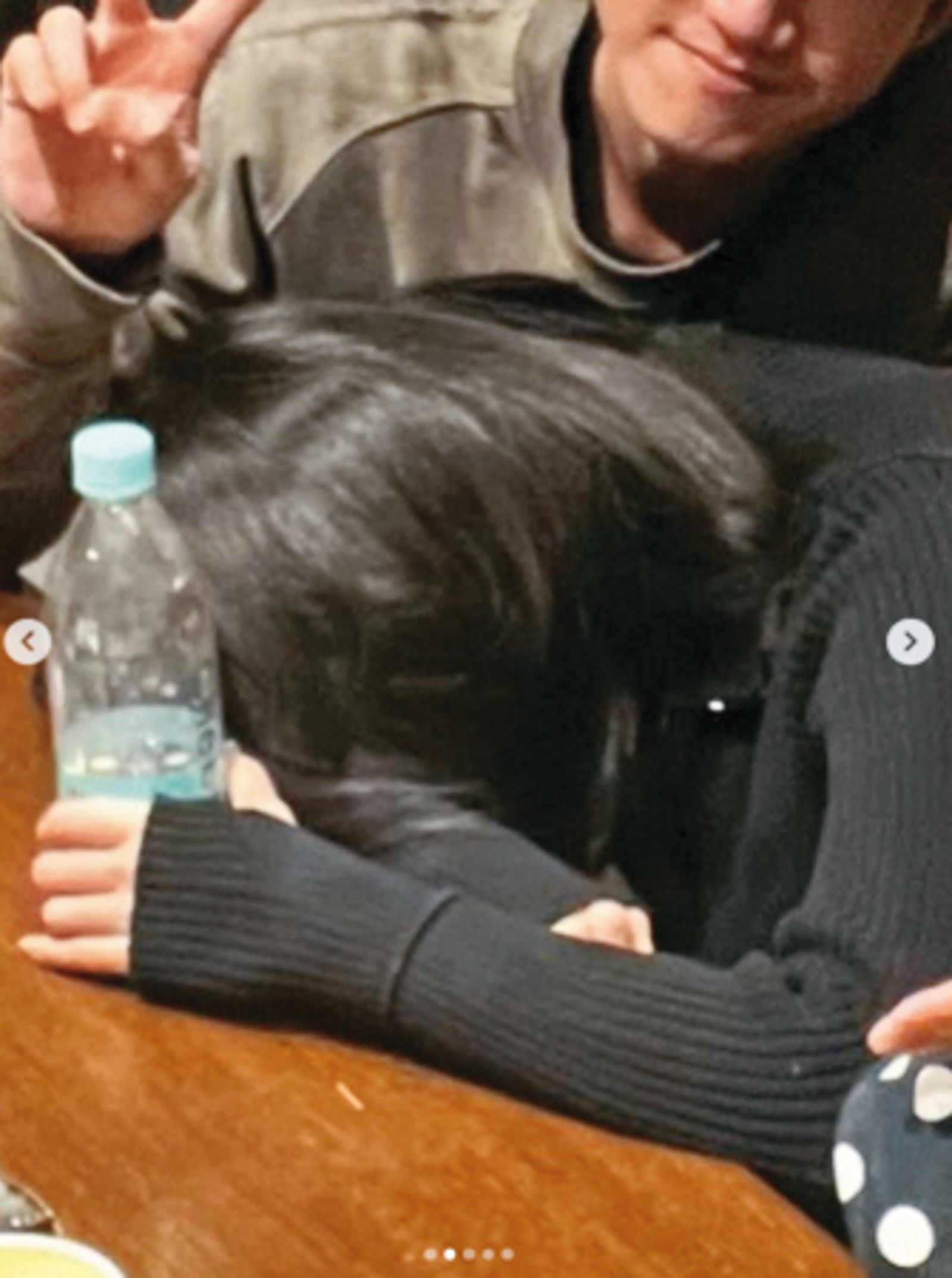 今年跨年邵雨薇醉倒，男友吳慷仁還搞笑拍了合照。（翻攝自邵雨薇IG）