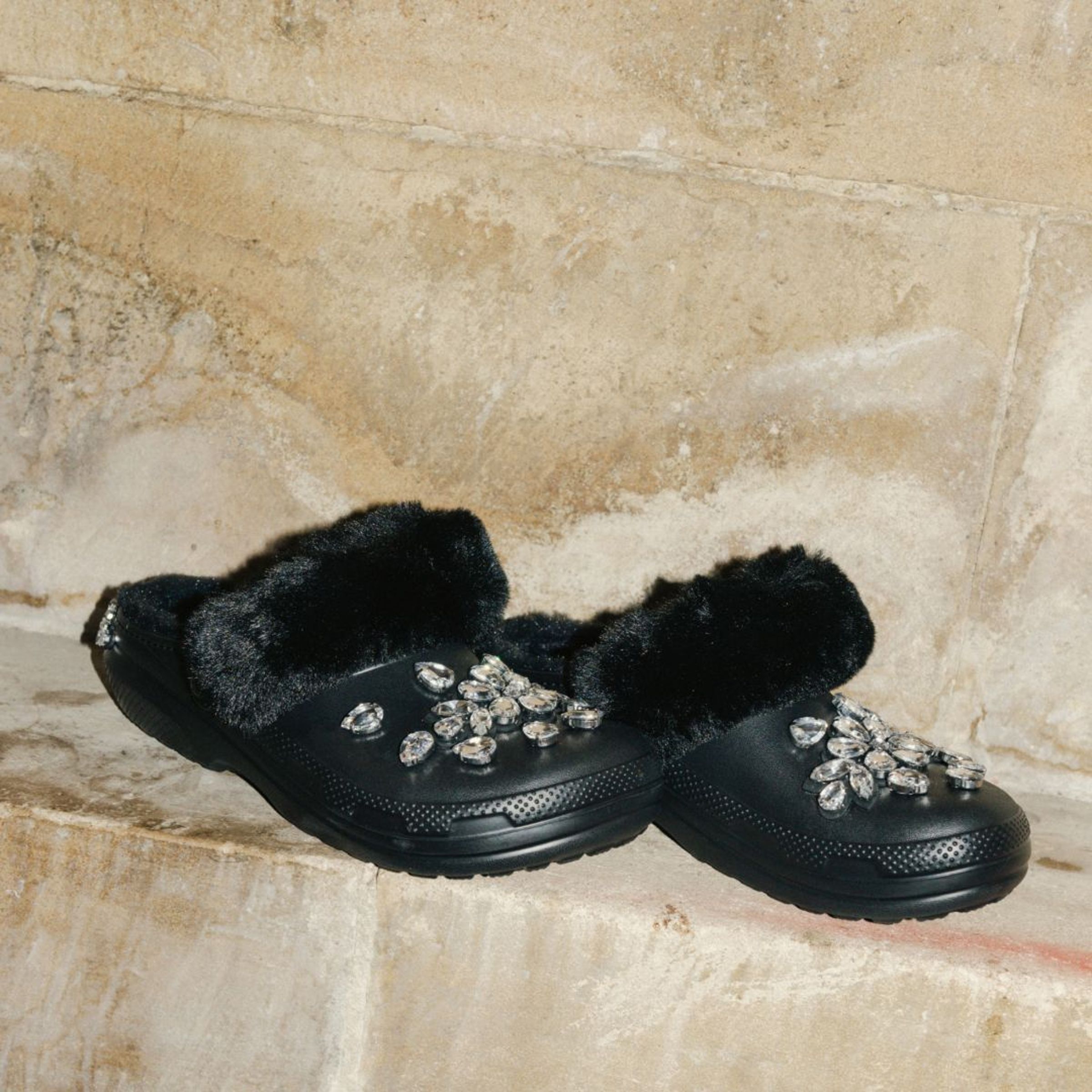 Simone Rocha x Crocs 黑色加絨雲朵洞洞鞋。NT$6,980(喜事集團提供)