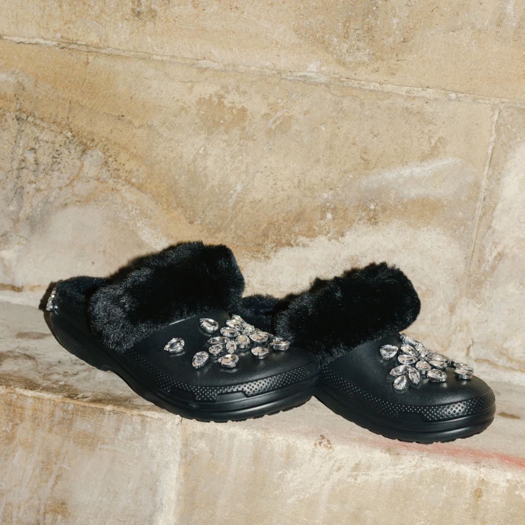 Simone Rocha x Crocs 黑色加絨雲朵洞洞鞋。NT$6,980（喜事集團提供）