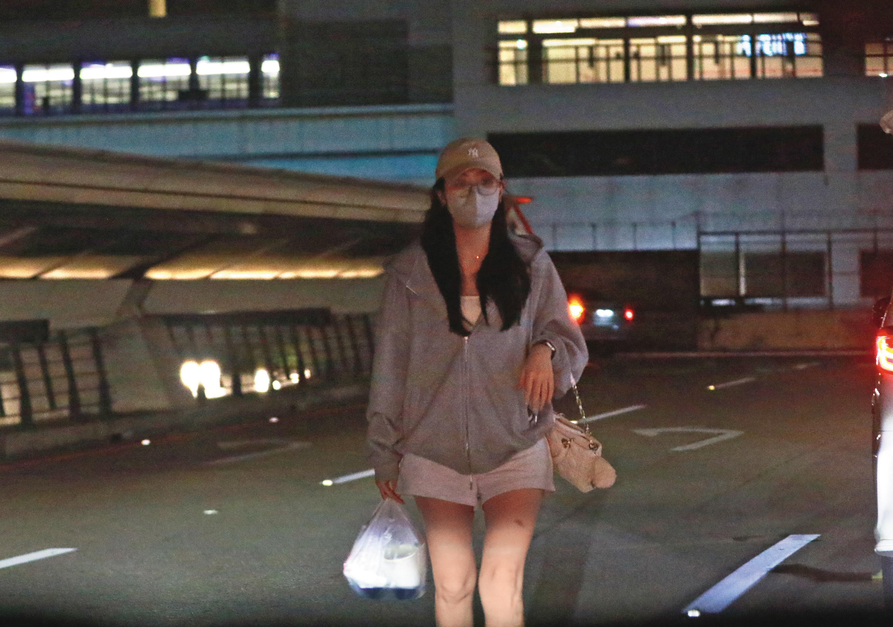 本刊曾經直擊Cindy的恢單生活，據聞朱軒洋也火速搬離她家，結束同居生活。