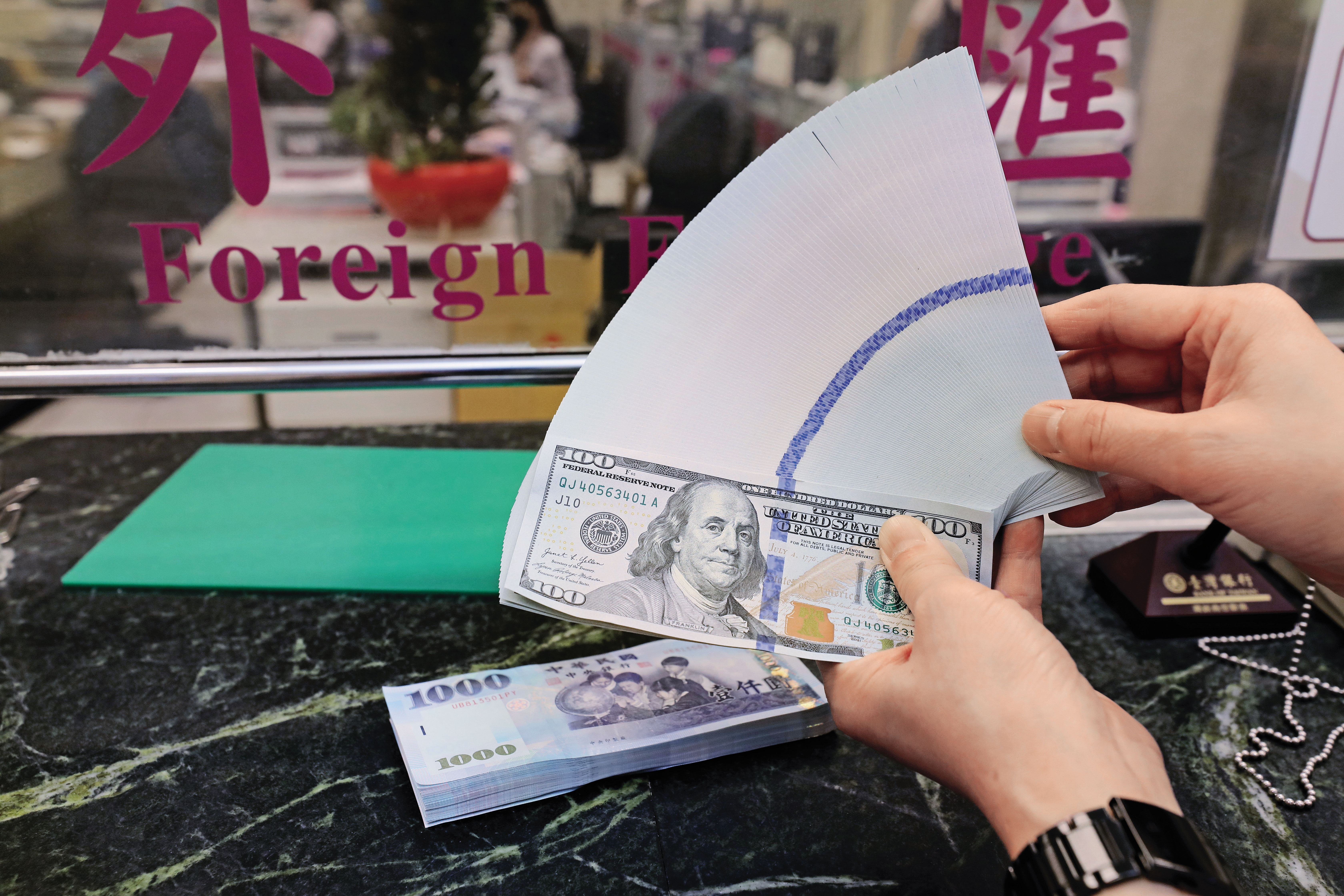 川普祭出關稅政策，弱勢美元趨勢明確，新台幣升值壓力大。