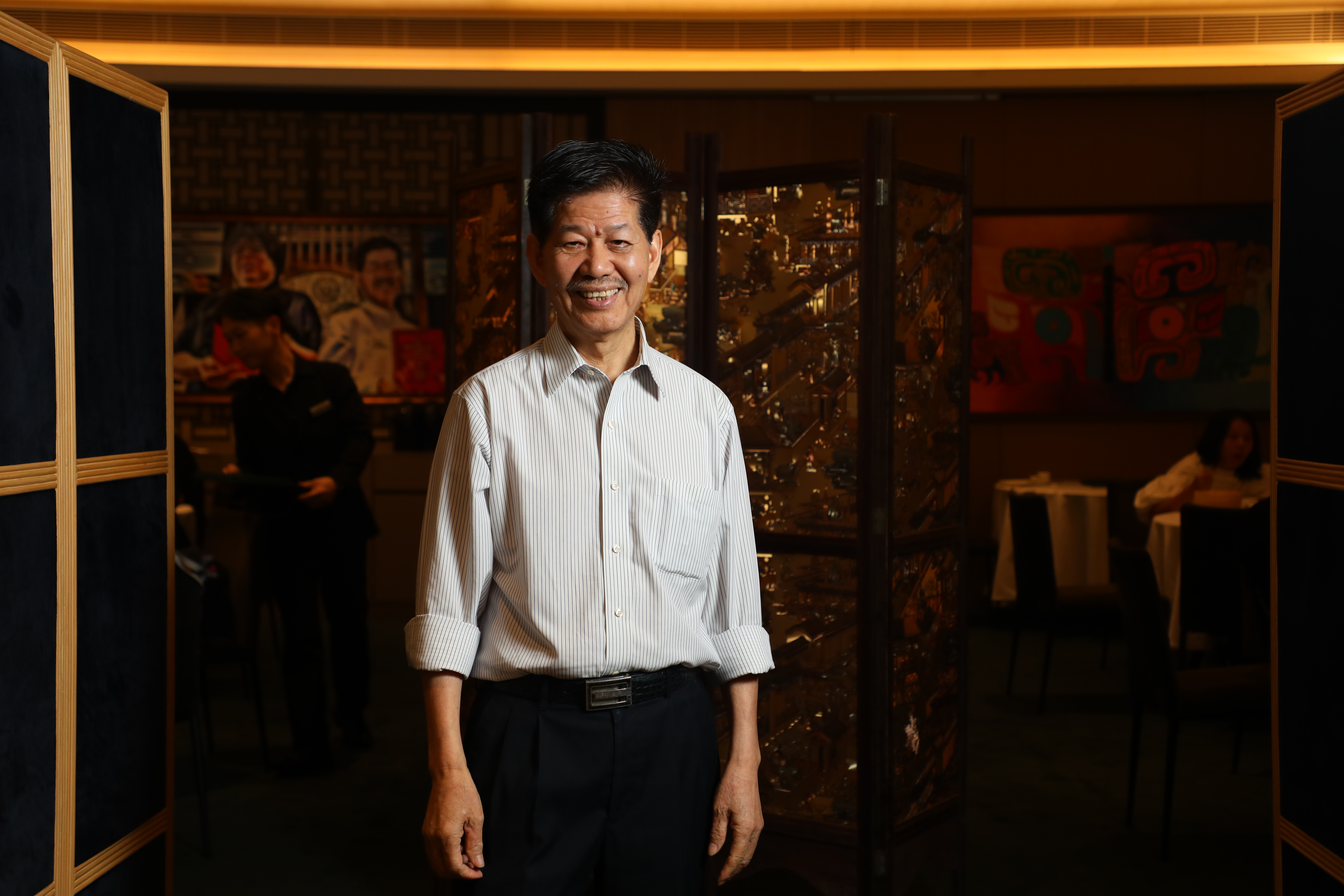 人稱富哥的香港名廚鄭錦富，曾在已故香港富豪林百欣的私人會所掌廚20年，累積豐富的海味奇珍烹調經驗，也研發出許多獨門招牌菜。