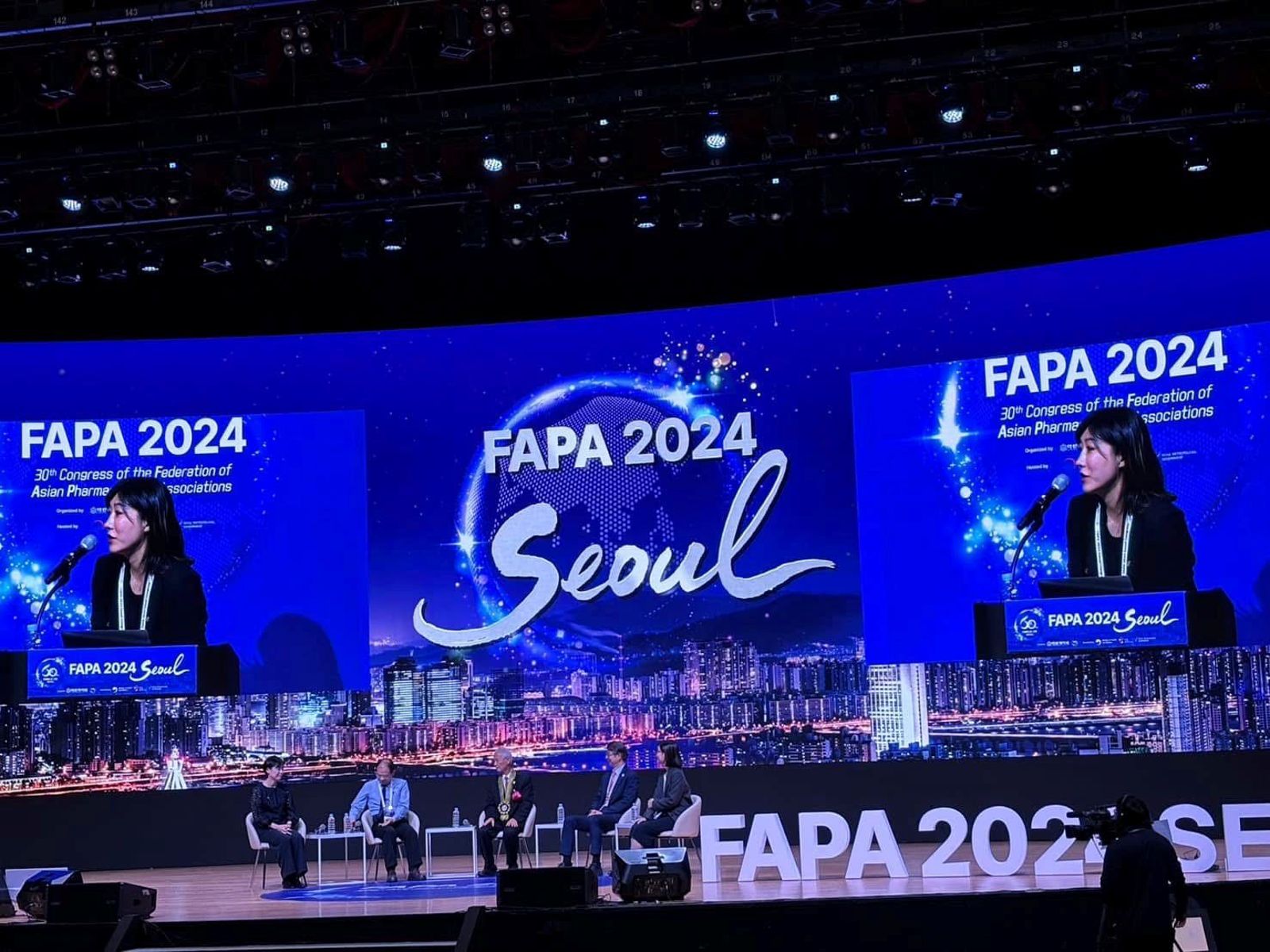 2024年「亞洲藥學會」年會在首爾舉辦，英文很好的楊家瑋擔任論壇主持人。（楊家瑋提供）