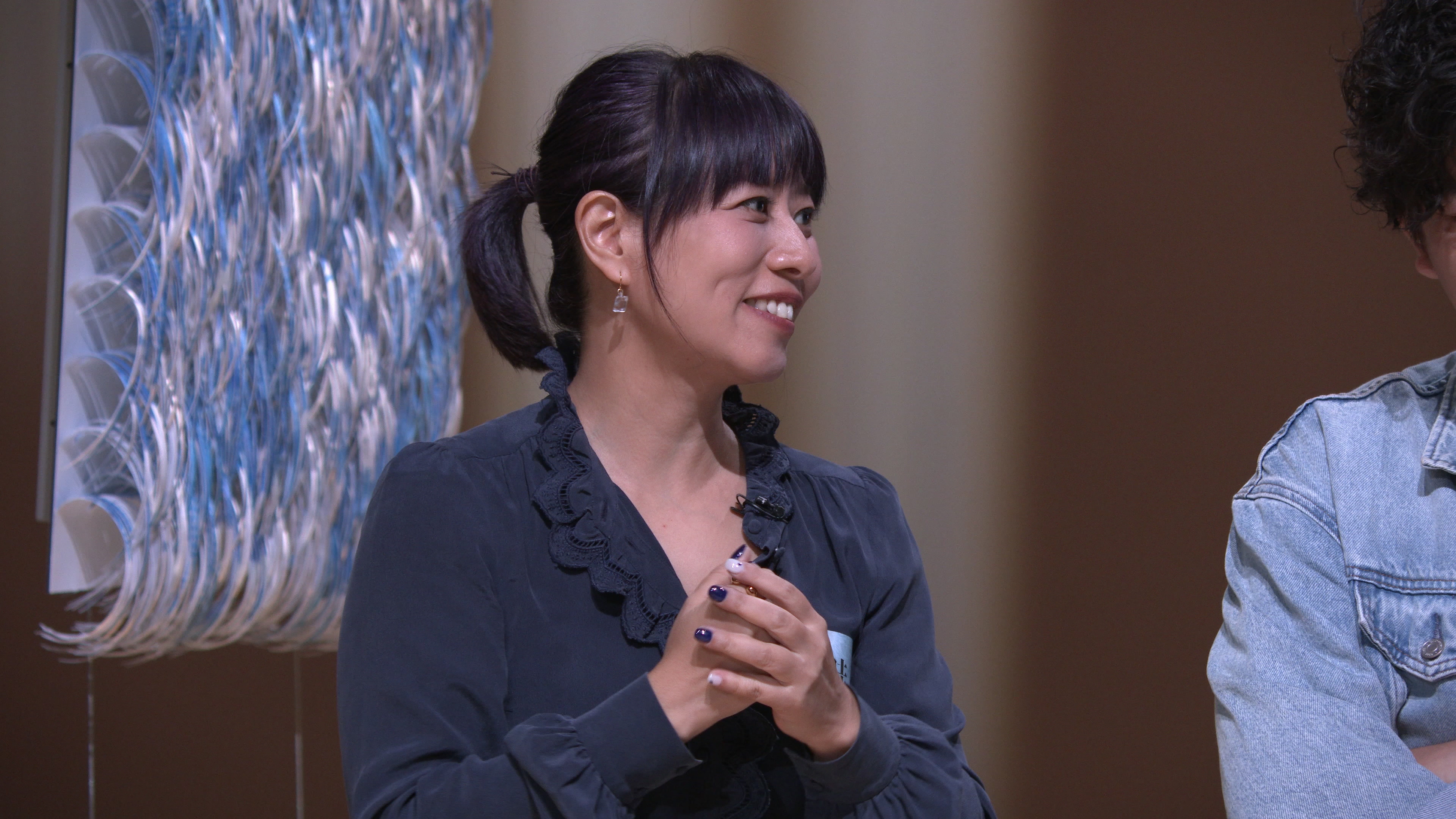 隱藏在民眾中的藝術家劉文瑄聽到6歲民眾蘇菜直覺性的形容作品，非常激動。 (公視提供）