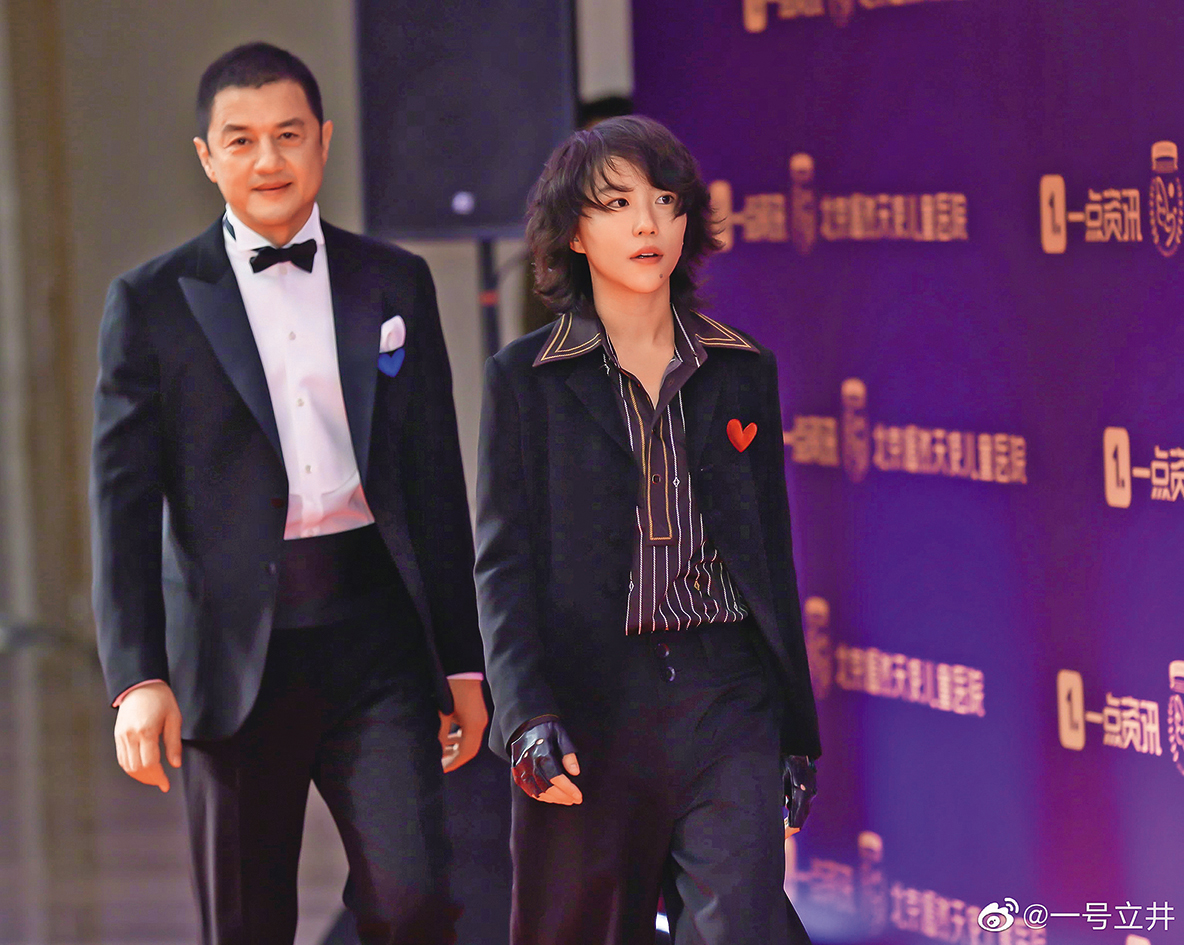 雖然竇靖童(右)與李亞鵬(左)沒有血緣關係,但兩人互動亦如親生父女,可見李亞鵬的用心。(翻攝自一號立井)
