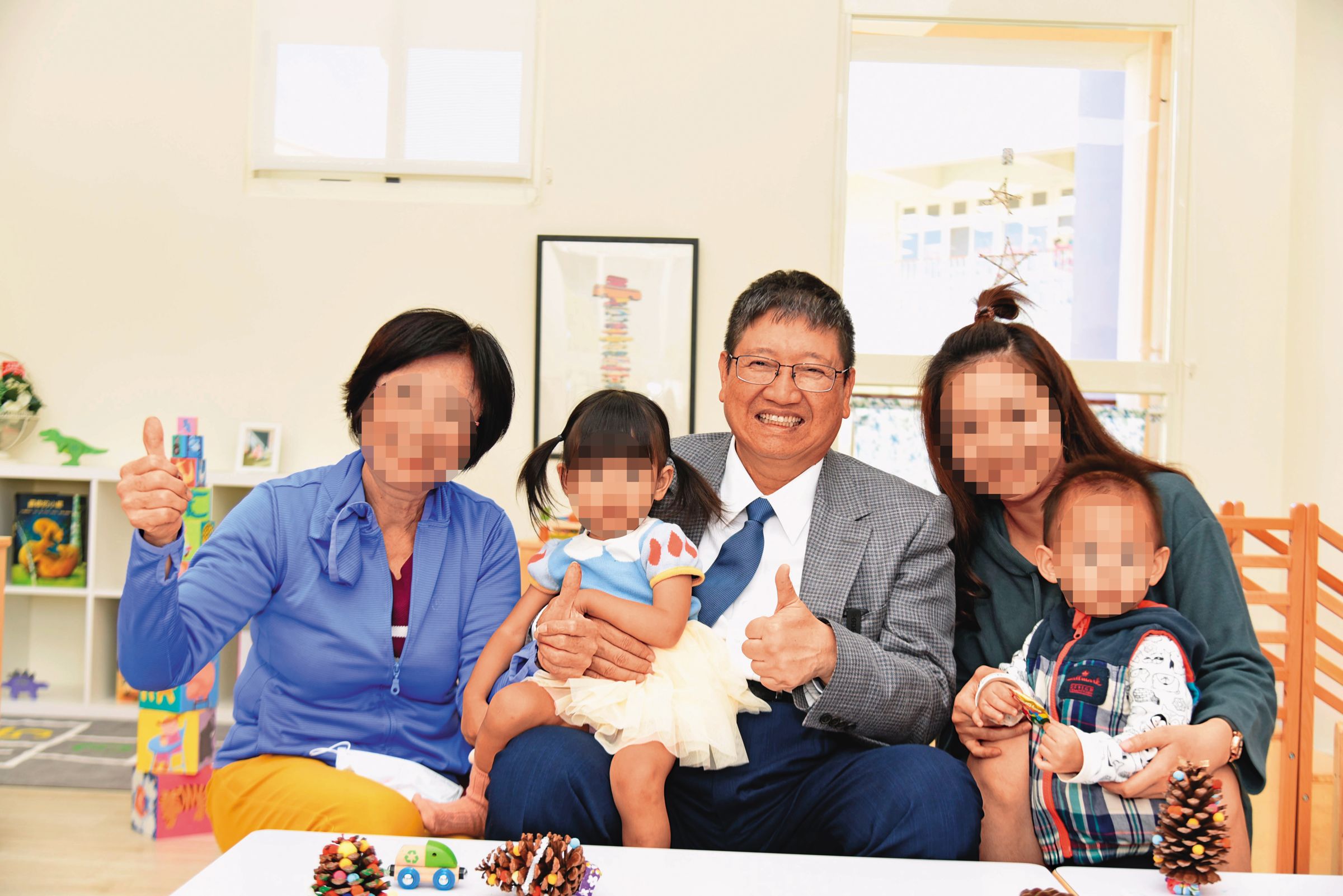 新竹縣長楊文科(右二)在嘉豐幼兒園落成時,曾親自到場剪綵,將其認為是重要政績之一。(翻攝新竹縣政府官網)