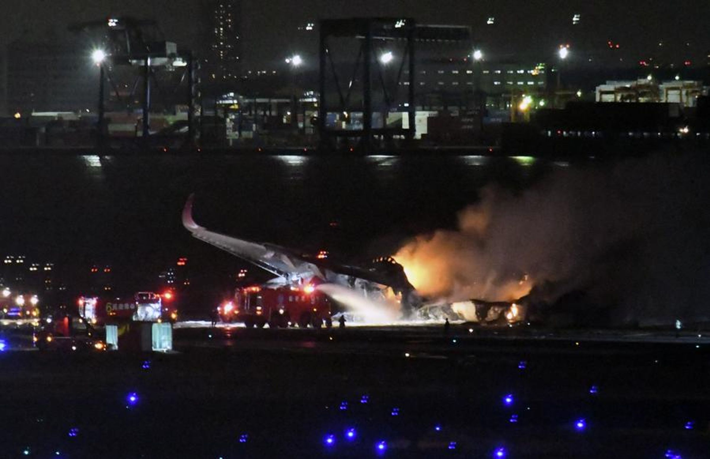 日航客機昨與保安機於羽田機場發生擦撞;目前保安機上黑盒子已尋獲,隨即展開調查。(轉載自推特@XHIndonesia)