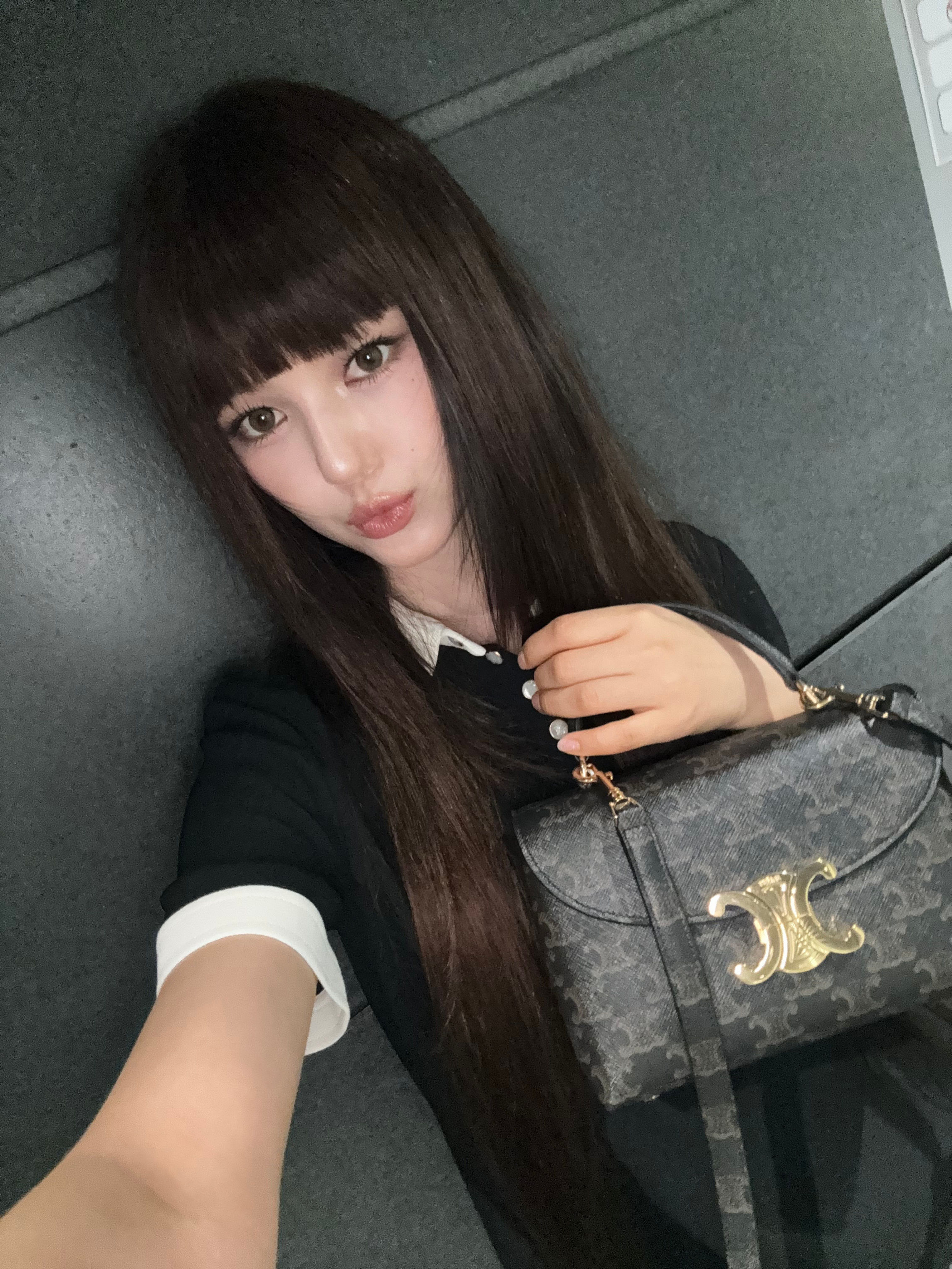 NewJeans Danielle手提CELINE TEEN NINO標誌印花手袋自拍。(CELINE提供)