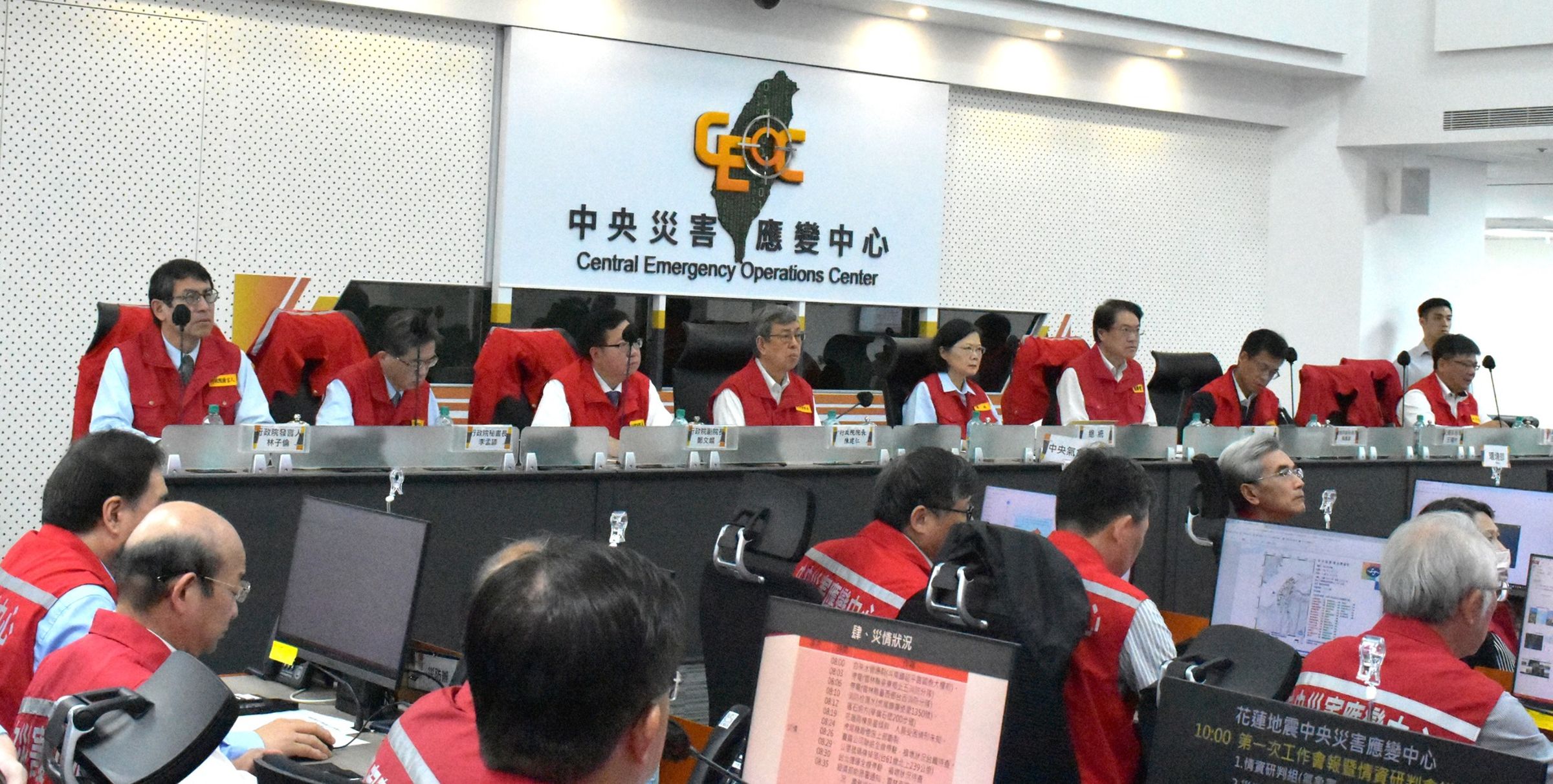 花蓮規模7.2強震,中央災害應變中心第一時間成立,總統、行政院長、內政部長坐鎮指揮。(翻攝消防署粉絲專頁)