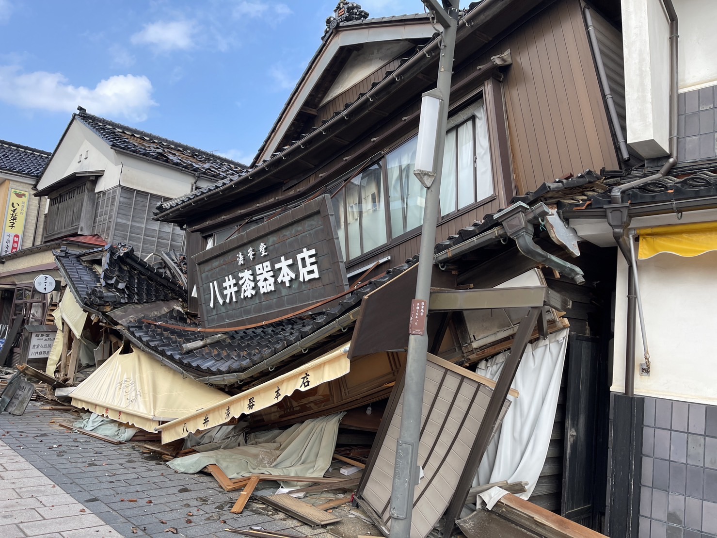 地震受損區域以輪島、珠洲、穴水3地最為嚴重，隨處可見傾倒的房屋。