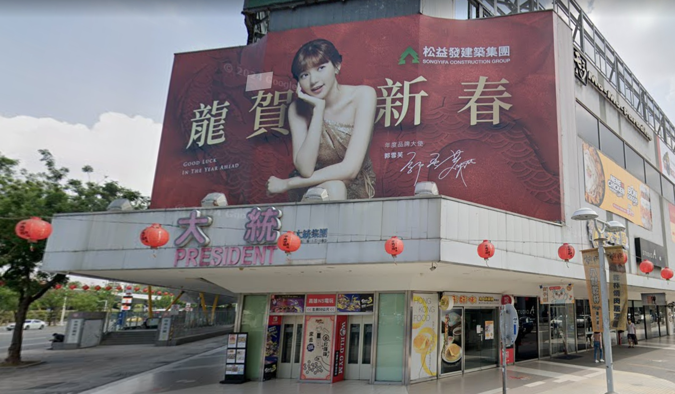 高雄大統百貨五福店上個月熄燈，3月起已拆除，最新實價登錄顯示一筆19.6坪的土地，以7471萬賣出，刷新該商圈紀錄，引發討論。（翻攝自Google Maps）