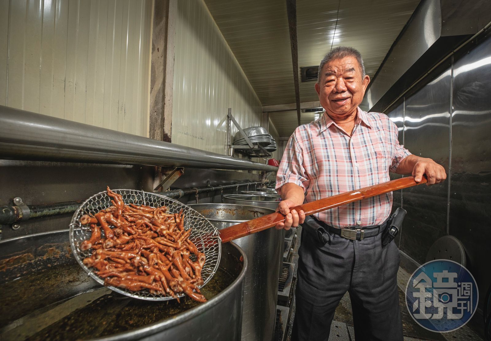 陳榮貴將雞爪滷到連骨頭都入味，以價衝量做成台中名產