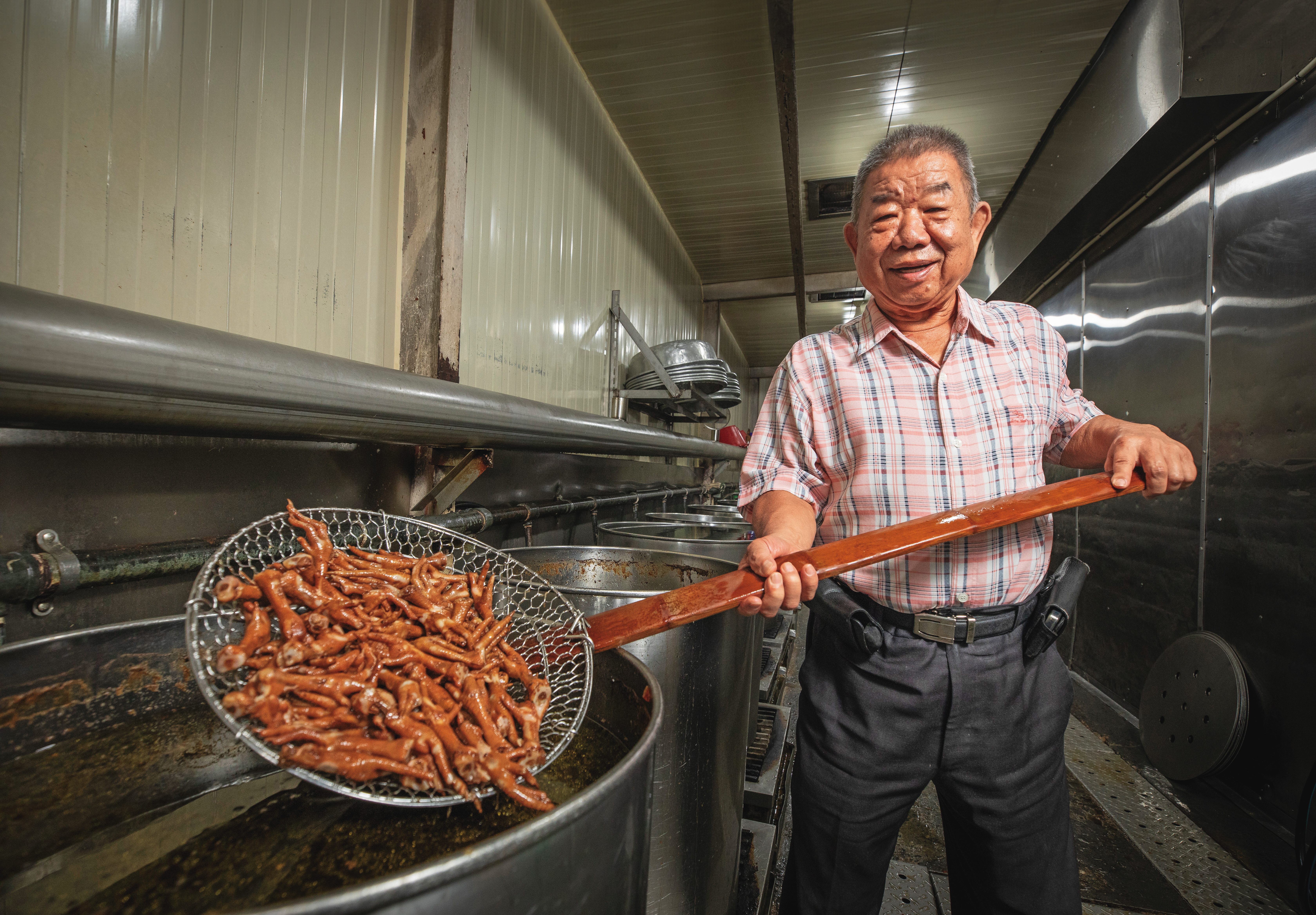 陳榮貴將雞爪滷到連骨頭都入味，以價衝量做成台中名產。