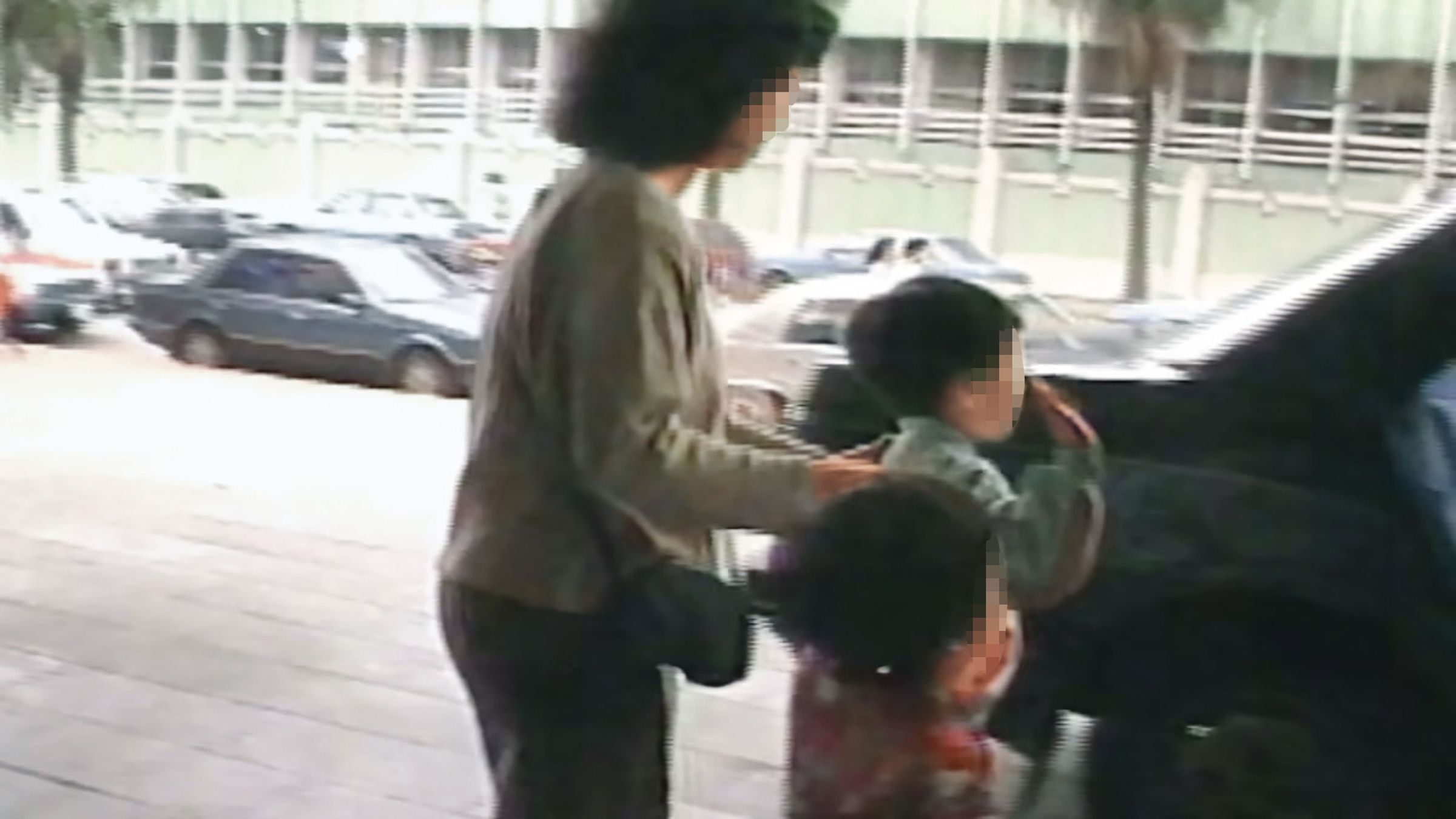 吳母(左)帶2名外孫(右)出庭說明,結果被檢察官戳破謊言。(翻攝東森新聞)