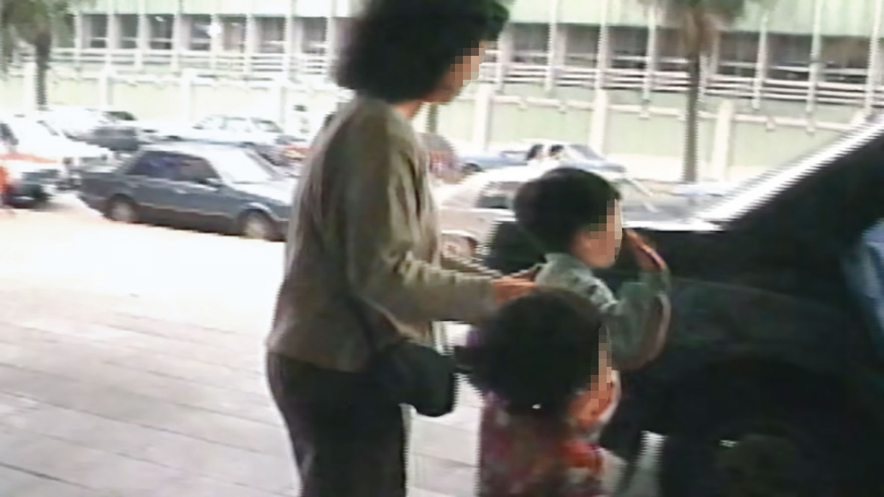 吳母（左）帶2名外孫（右）出庭說明，結果被檢察官戳破謊言。（翻攝東森新聞）