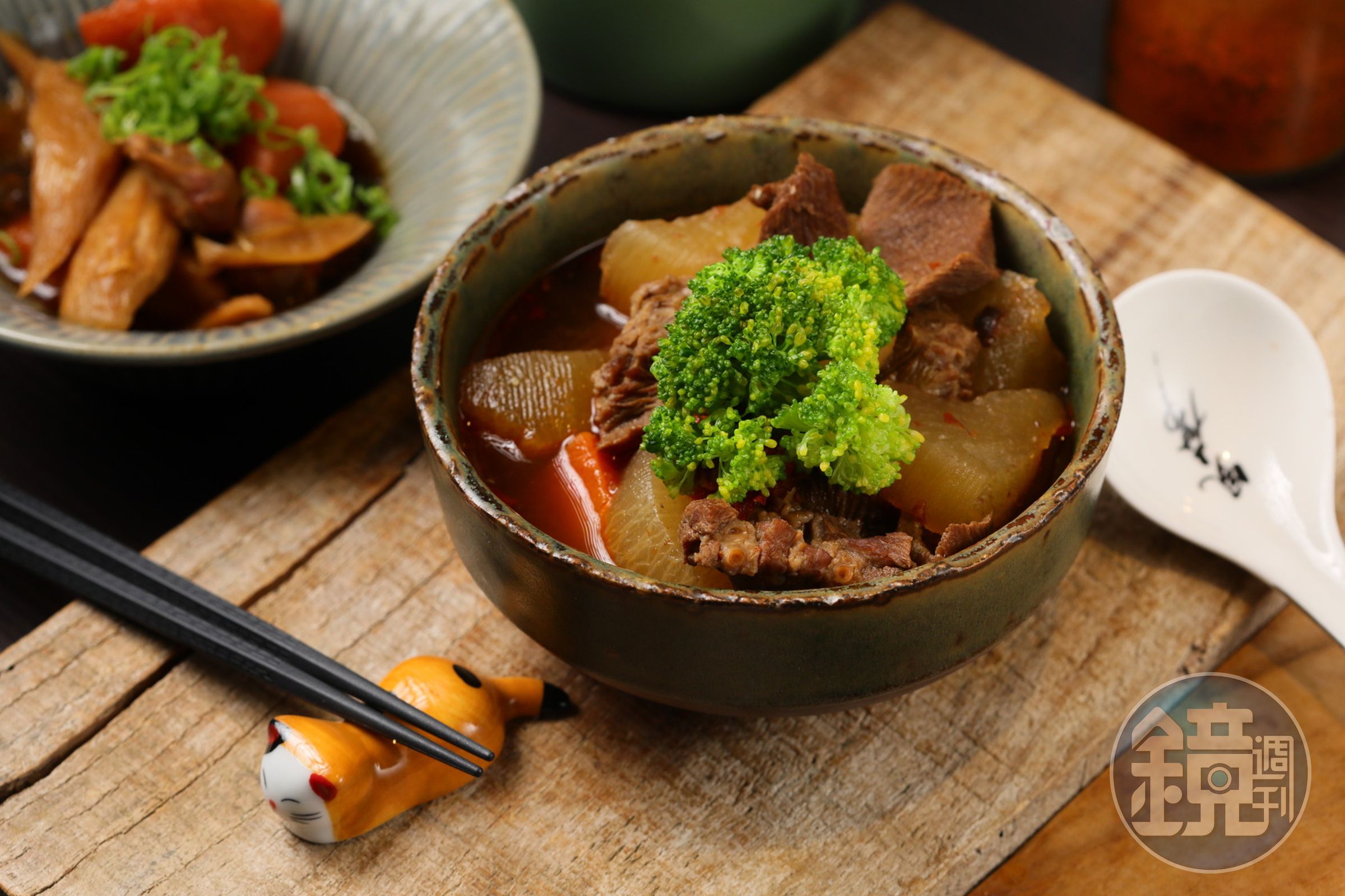 「佃煮雞腿」食材是桂丁雞棒棒腿，加入鬼椒紅燒，是下酒好菜。（180元／份）