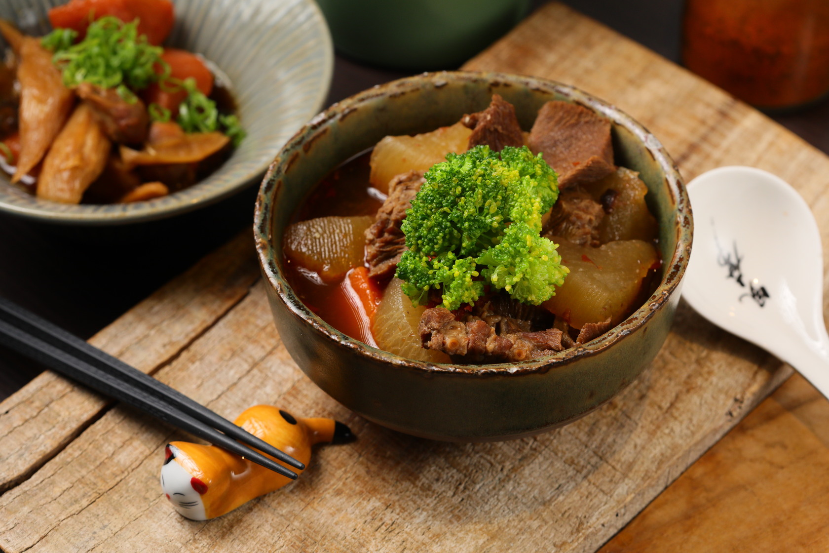 「佃煮雞腿」食材是桂丁雞棒棒腿，加入鬼椒紅燒，是下酒好菜。（180元／份）
