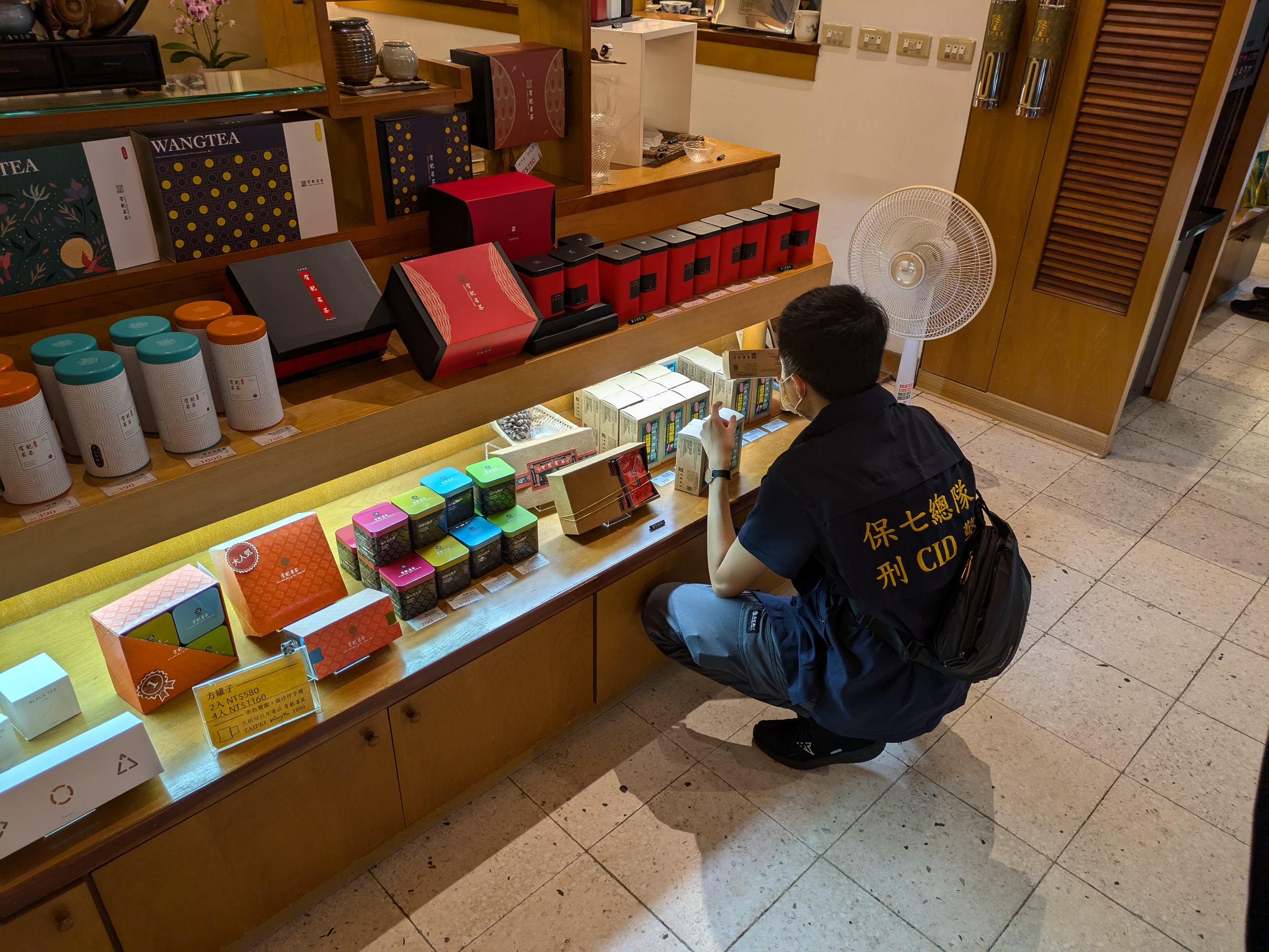 警方到茶行查扣混充越南茶、偽裝成台灣高山茶的茶葉。（翻攝畫面）