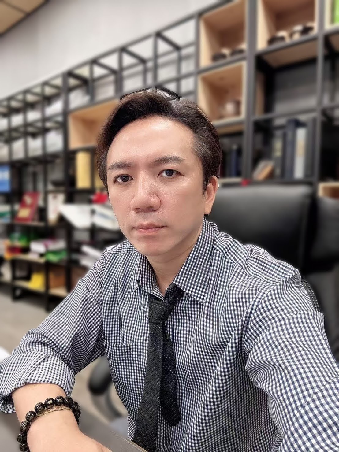 勝釩科技董事長黃閔晨表示，高效能運算、柔性顯示與能源管理需求升溫，正帶動高性能材料市場快速成長。公司將持續深化光學薄膜與奈米塗佈技術，投入高附加價值材料研發，協助客戶提升產品競爭力。（業者提供）

