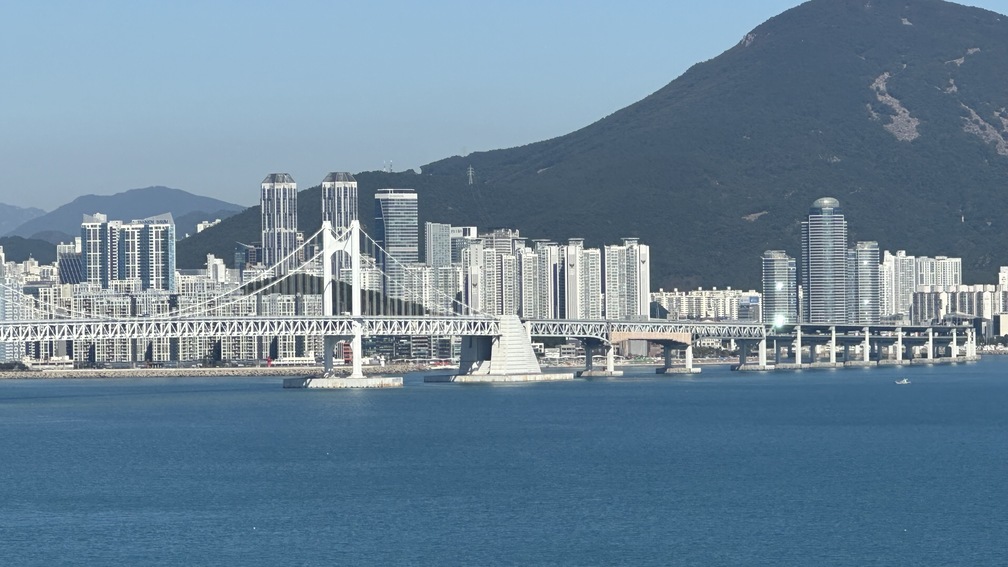 快要抵達二妓台時，能看見高樓林立。
