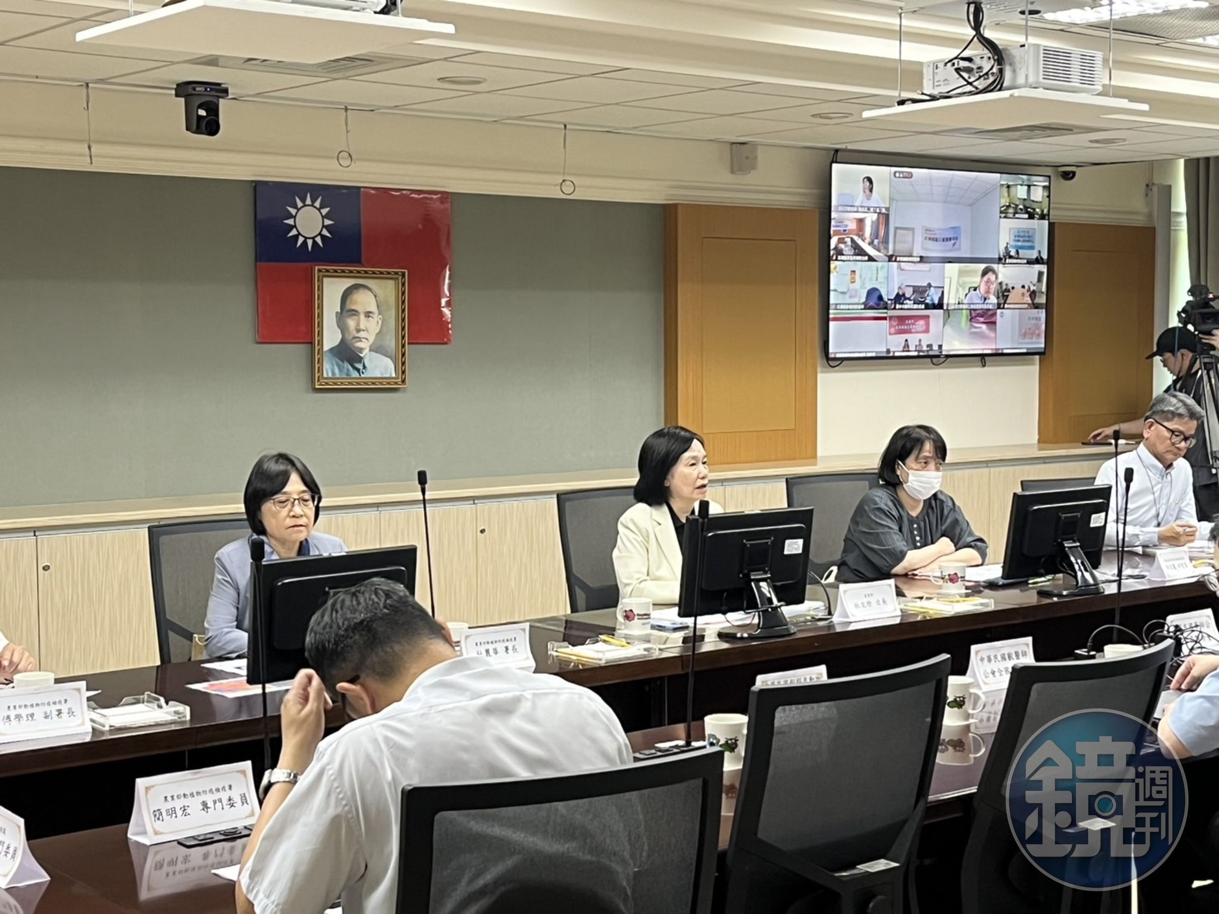 「人用藥品用於犬貓及非經濟動物之使用管理辦法」修正草案會議結束，但飼主究竟需不需要多負擔其他費用，目前尚無答案。