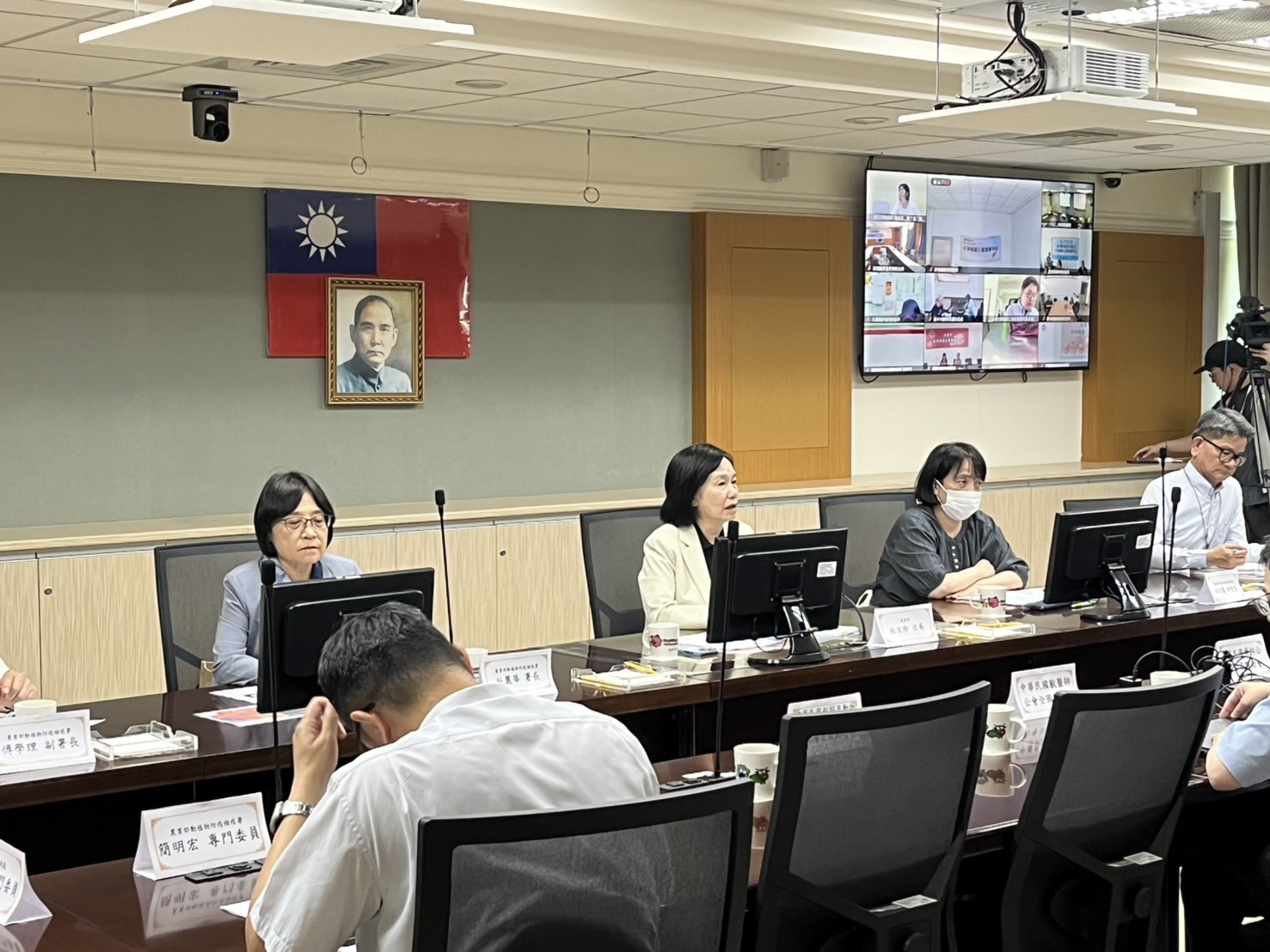 「人用藥品用於犬貓及非經濟動物之使用管理辦法」修正草案會議結束，但飼主究竟需不需要多負擔其他費用，目前尚無答案。