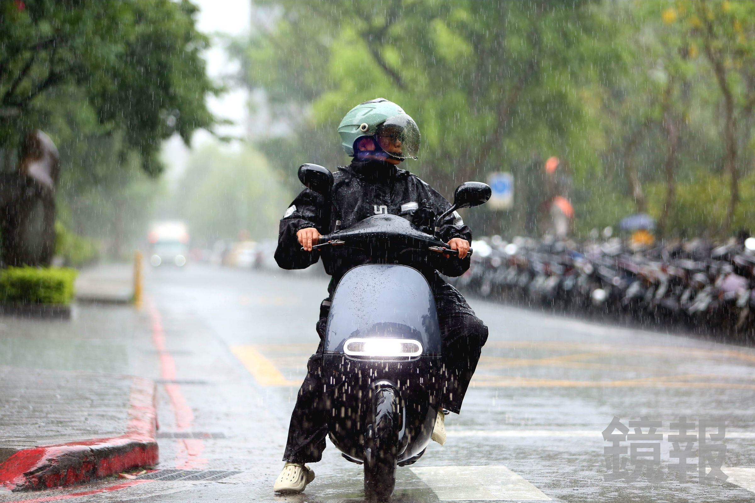 台北降下豪雨，下午陸續關閉「內1」「內2」「基11」等3座疏散門。（鏡報姜永年）