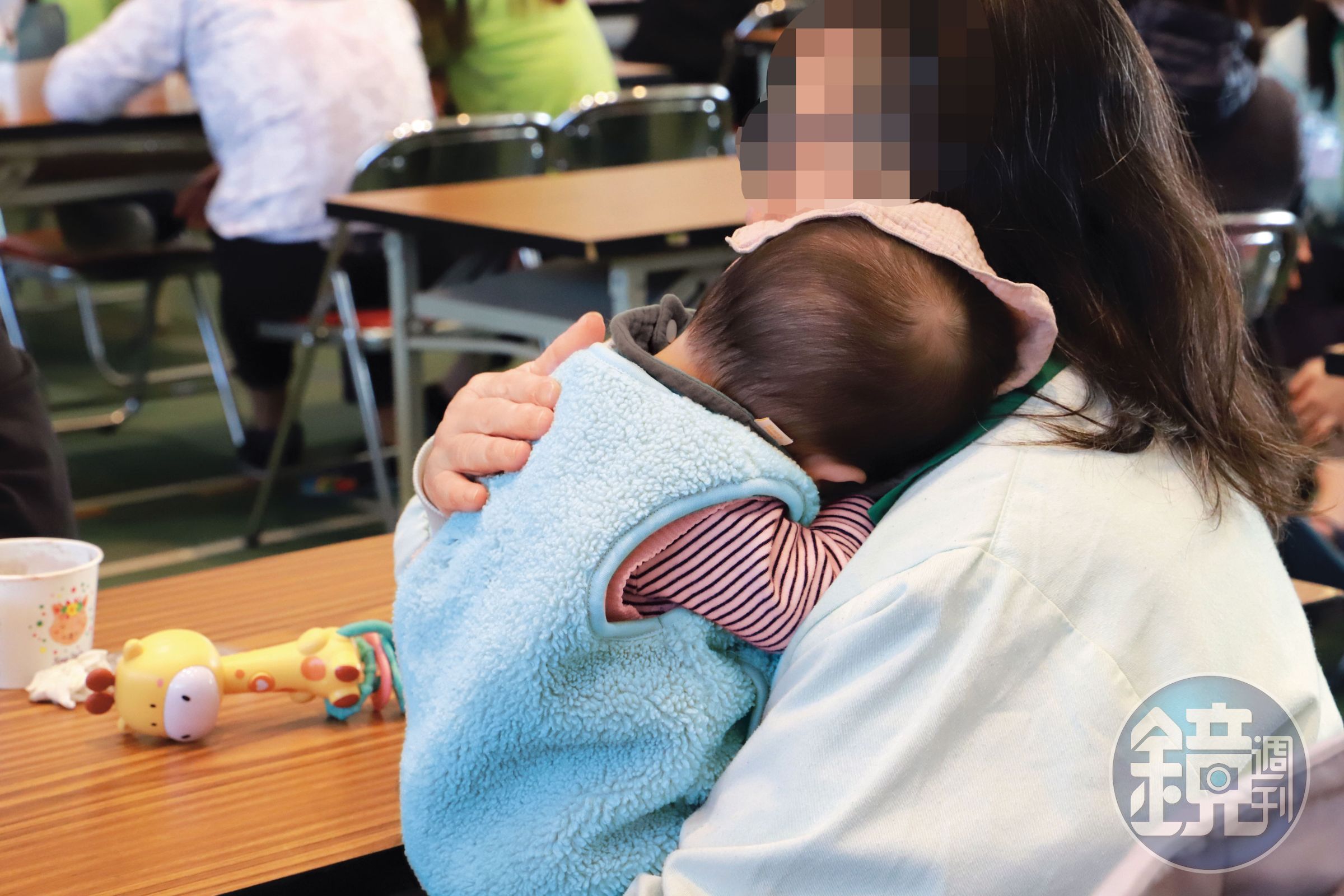 台中女監今年春節懇親,一名女收容人心疼擁幼兒入懷。(幼兒已變裝處理,鄧玉瑩攝)