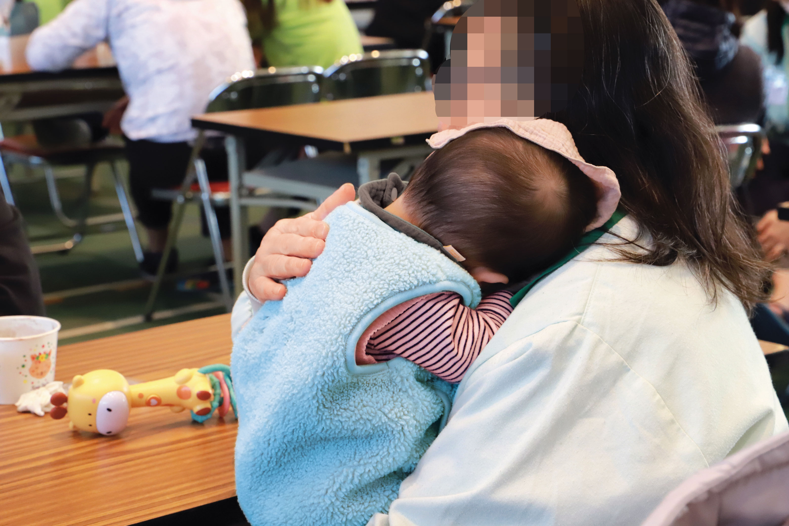 台中女監今年春節懇親，一名女收容人心疼擁幼兒入懷。（幼兒已變裝處理，鄧玉瑩攝）