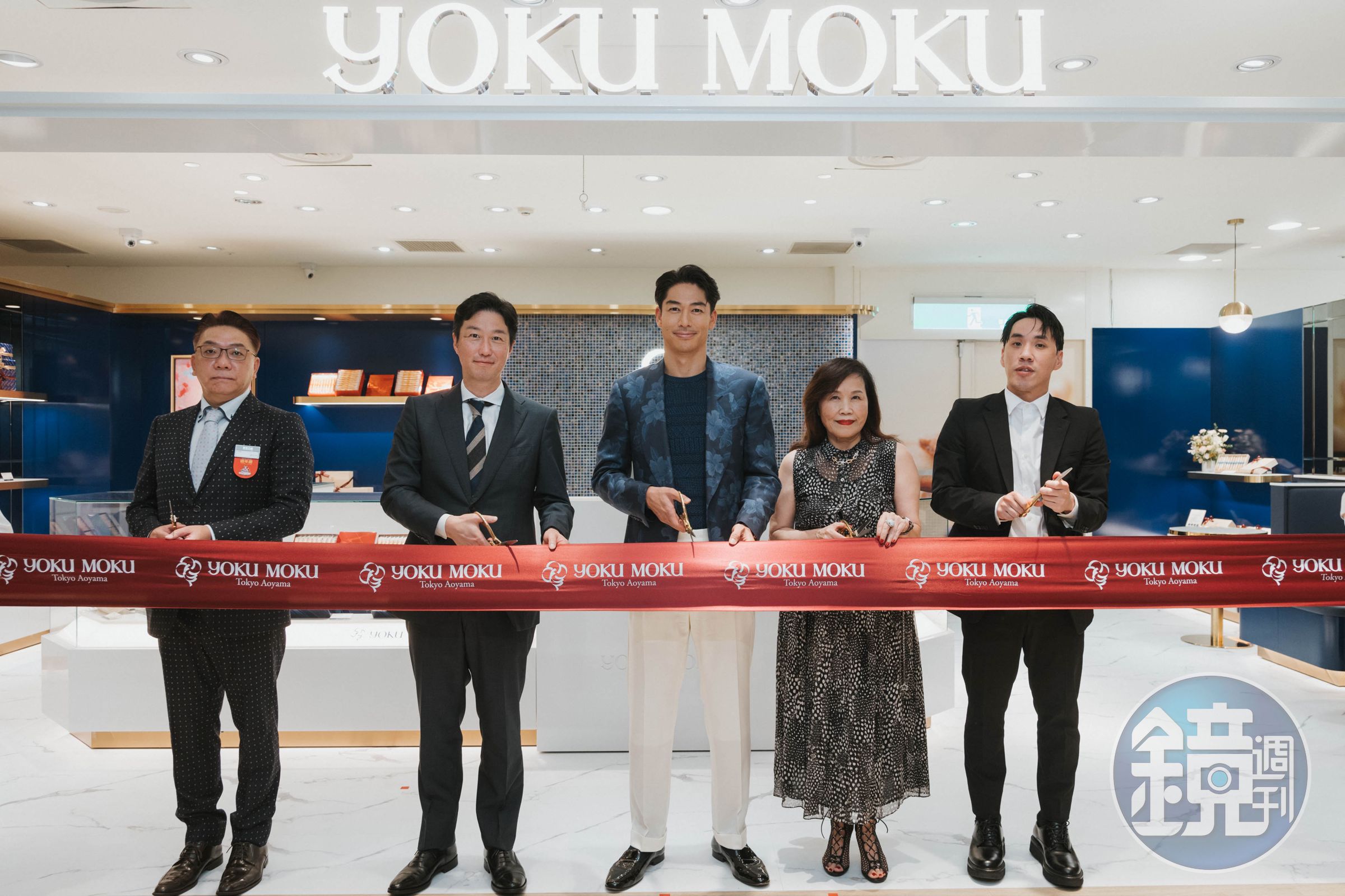 AKIRA(中)與YOKU MOKU控股公司行銷總監 西野壯平、YOKU MOKU台灣總代理富好股份有限公司董事長 林麗珠、YOKU MOKU台灣總代理富好股份有限公司執行董事 陳冠樺、新光三越台南新天地店長黃鈺翔共同剪綵。(YOKU MOKU提供)