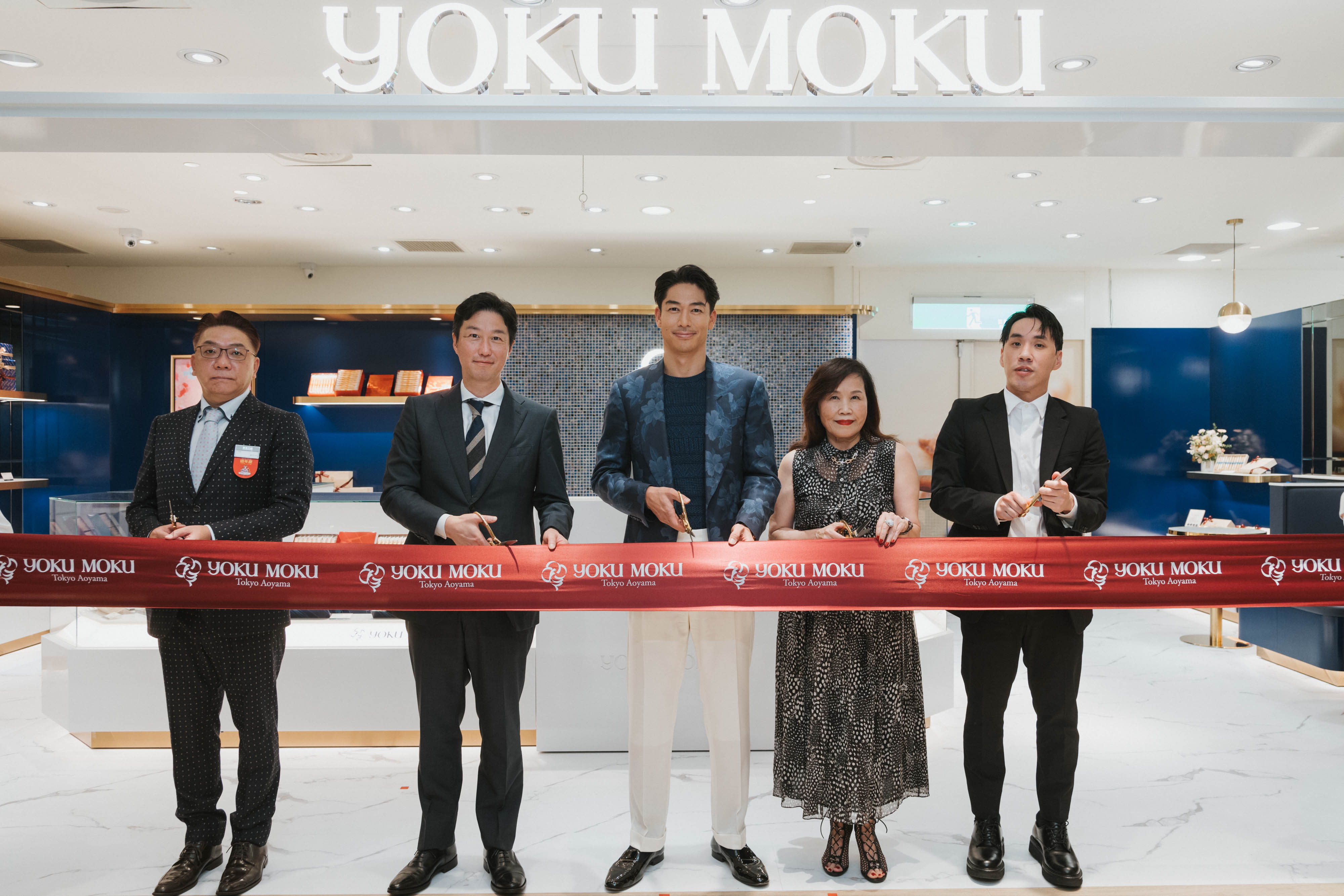 AKIRA(中）與YOKU MOKU控股公司行銷總監 西野壯平、YOKU MOKU台灣總代理富好股份有限公司董事長 林麗珠、YOKU MOKU台灣總代理富好股份有限公司執行董事 陳冠樺、新光三越台南新天地店長黃鈺翔共同剪綵。（YOKU MOKU提供）
