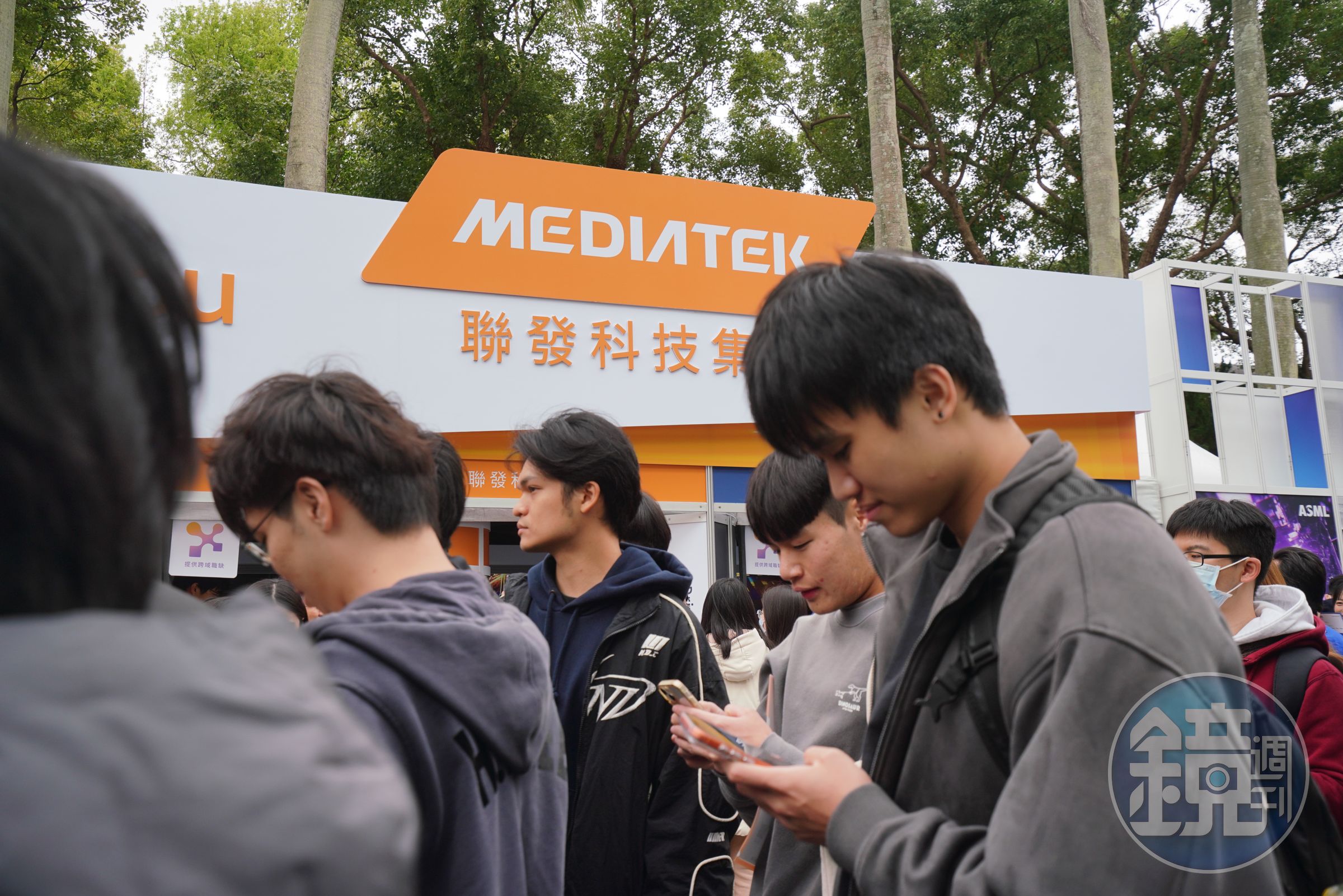 台股今日續噴，台積電見到新天價2345元，聯發科則因漲幅過猛進入處置期，關禁閉首日股價走弱。