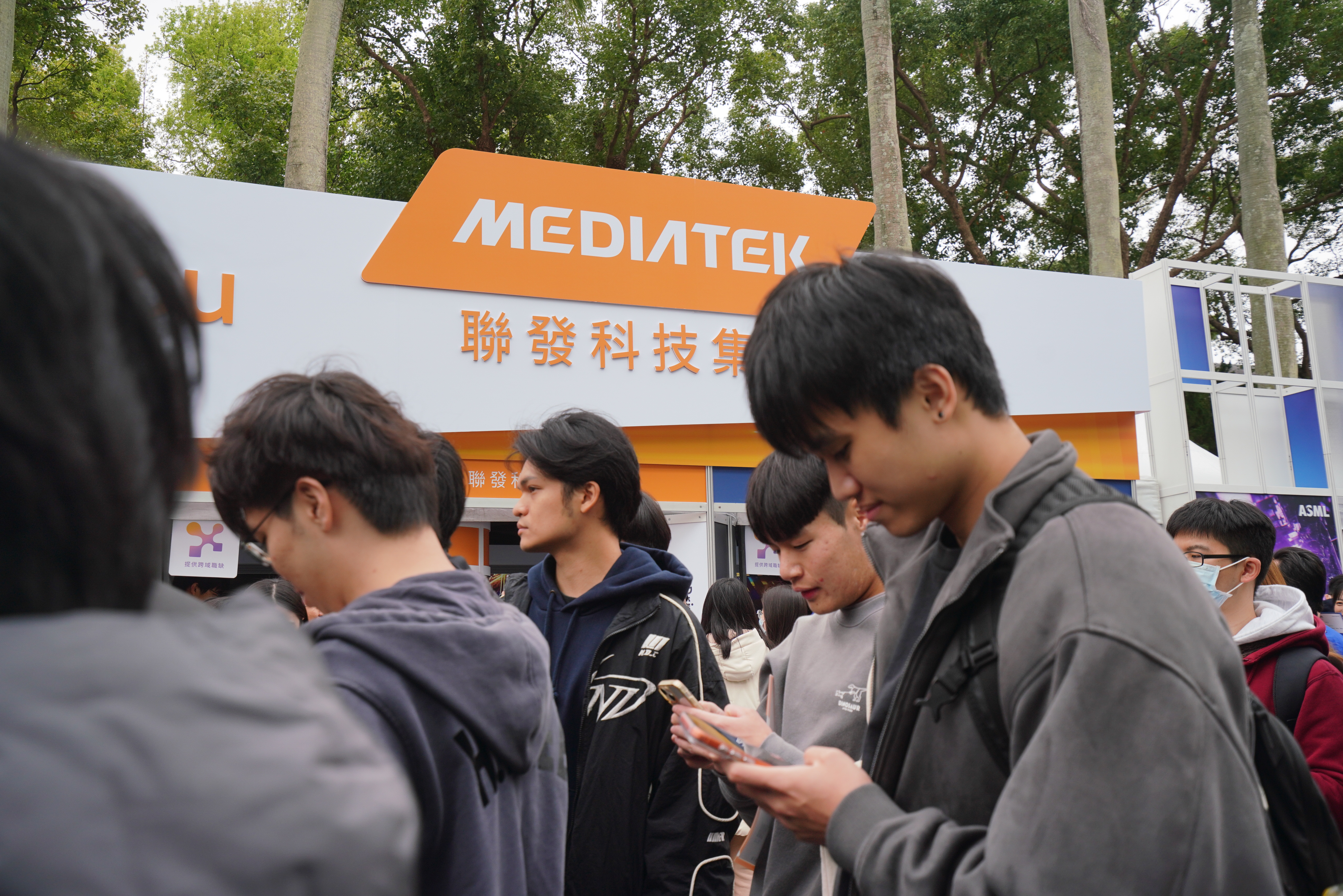 台股今日續噴，台積電見到新天價2345元，聯發科則因漲幅過猛進入處置期，關禁閉首日股價走弱。