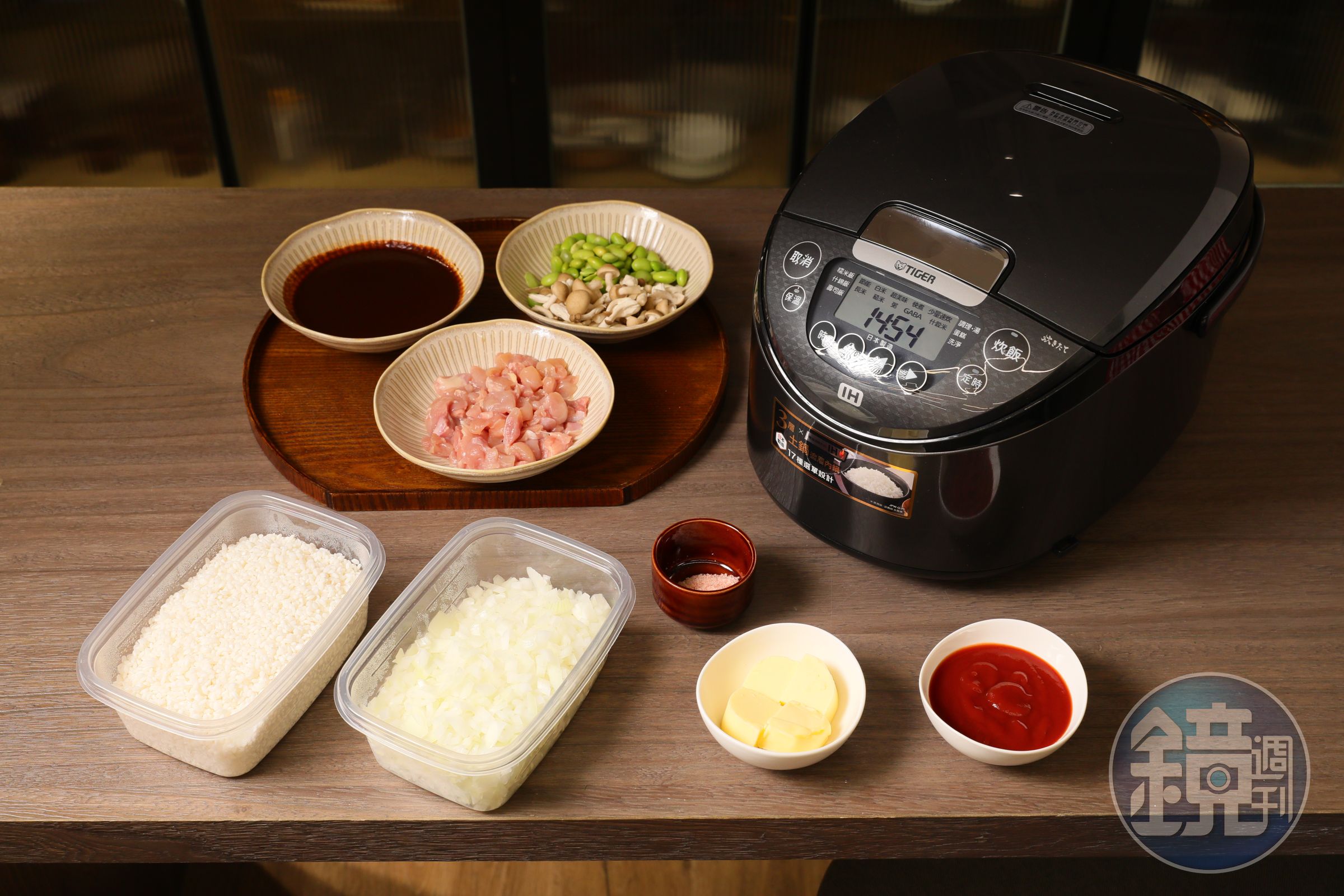 將製作雞肉釜飯的食材切成適當大小。