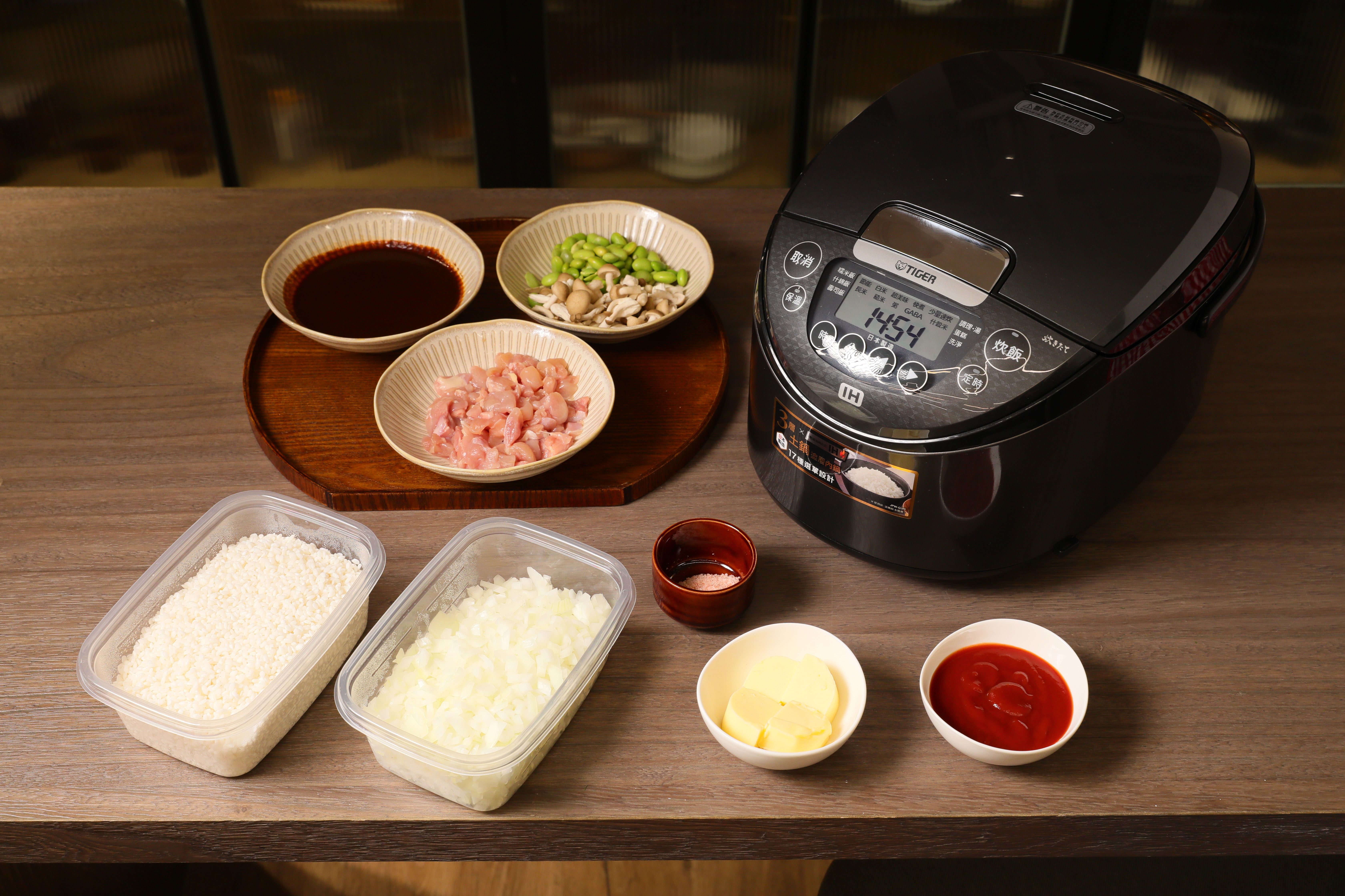 將製作雞肉釜飯的食材切成適當大小。