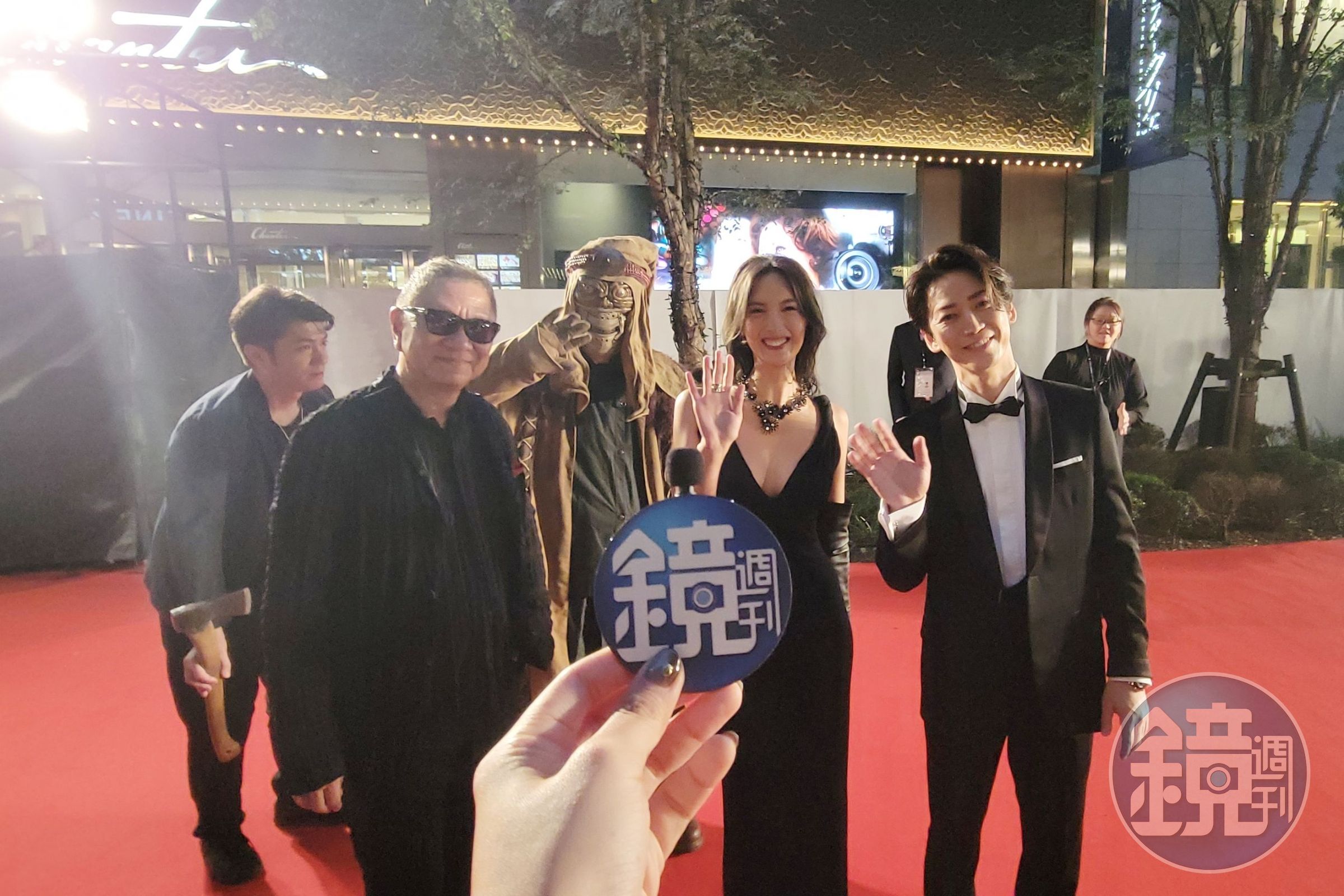 《怪物樵夫》導演三池崇史（前排左起）、菜菜緒、龜梨和也向台灣觀眾問好，片中出現的怪物也跟著一起現身紅毯。