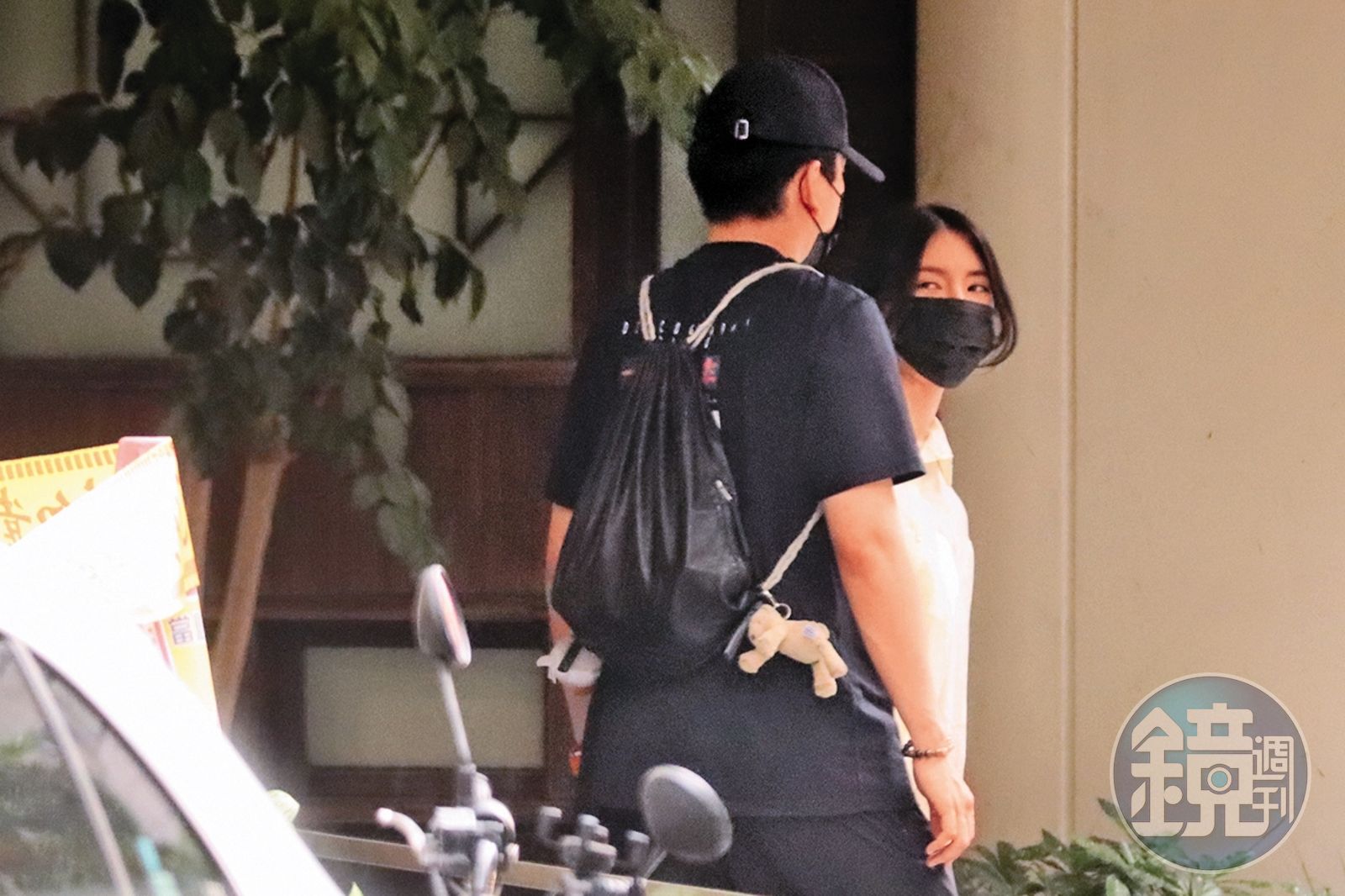 6/25 17：42 王大陸（左）與女友沐軒（右）站在住處大樓門口準備搭車，兩人的口罩都戴好戴滿，深怕被人發現。